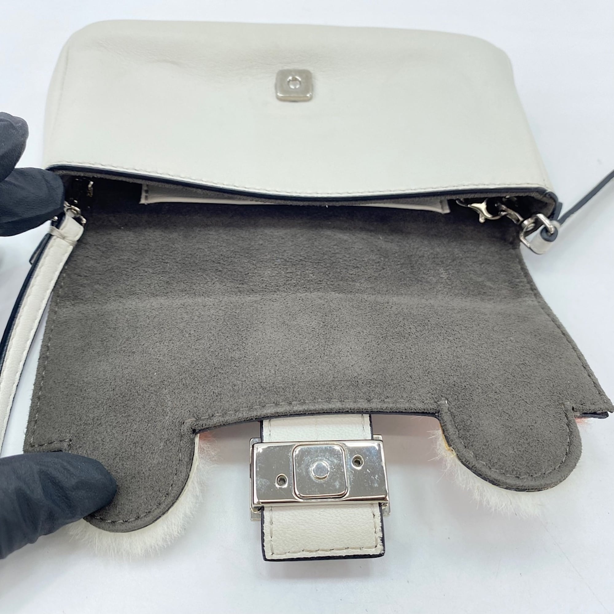 Fendi White Shoulder Bag (Pre-Owned)