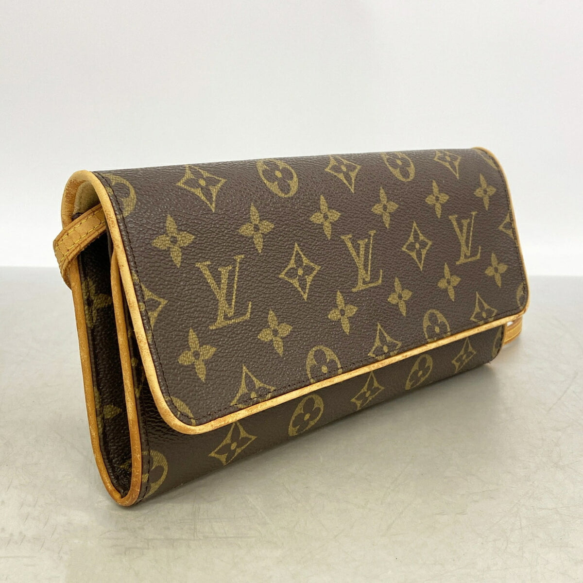 Louis Vuitton Brown Shoulder Bag (Pre-Owned)