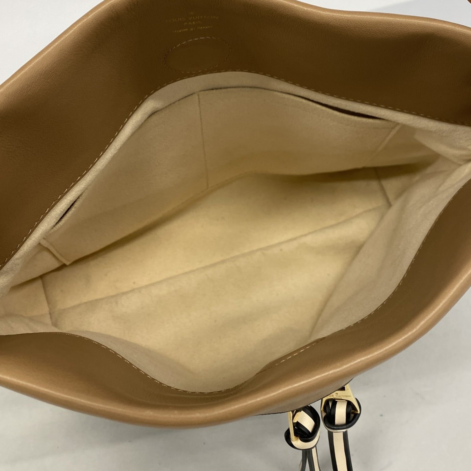 Louis Vuitton Cream Peche Shoulder Bag (Pre-Owned)