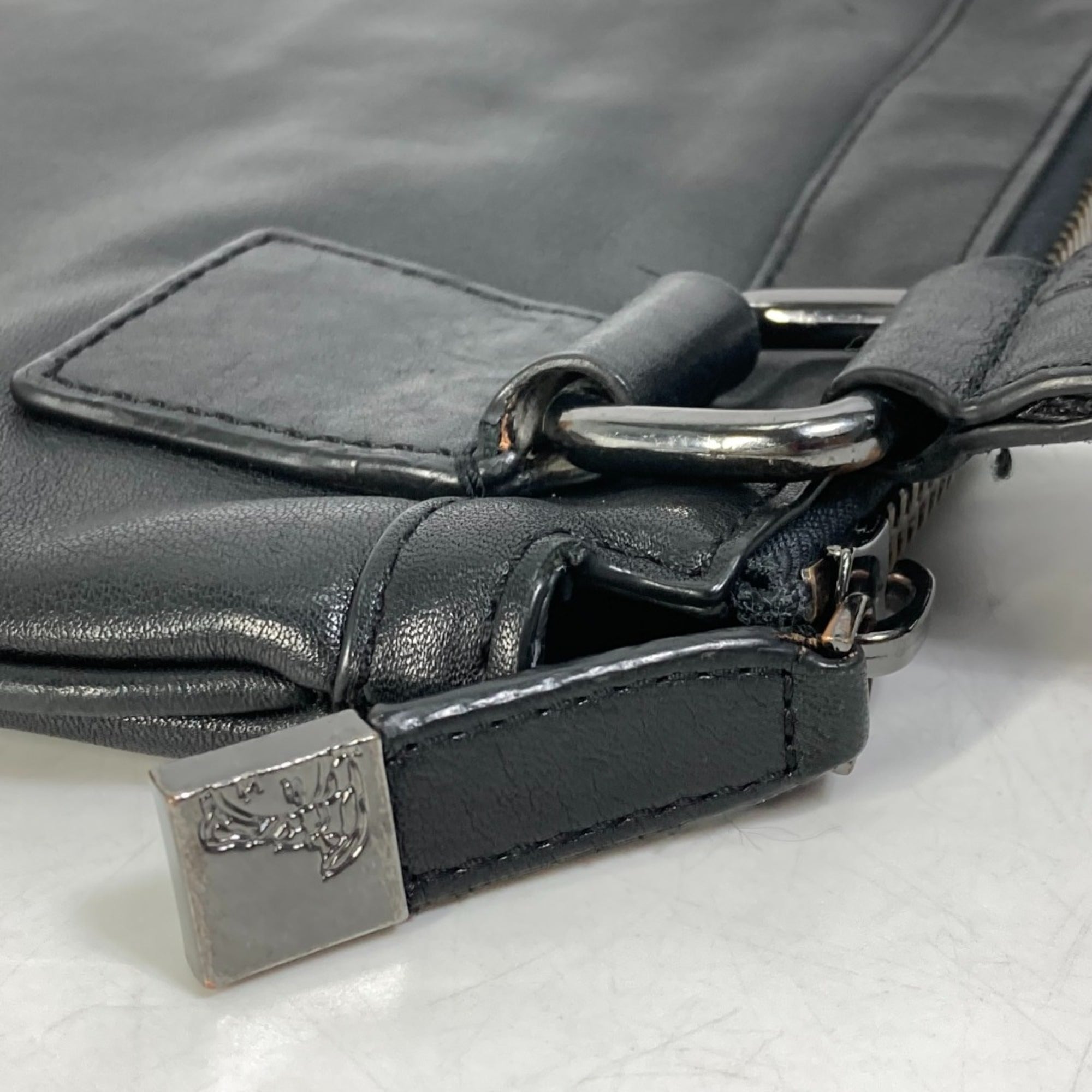 Versace Black Leather Shoulder Bag (Pre-Owned)