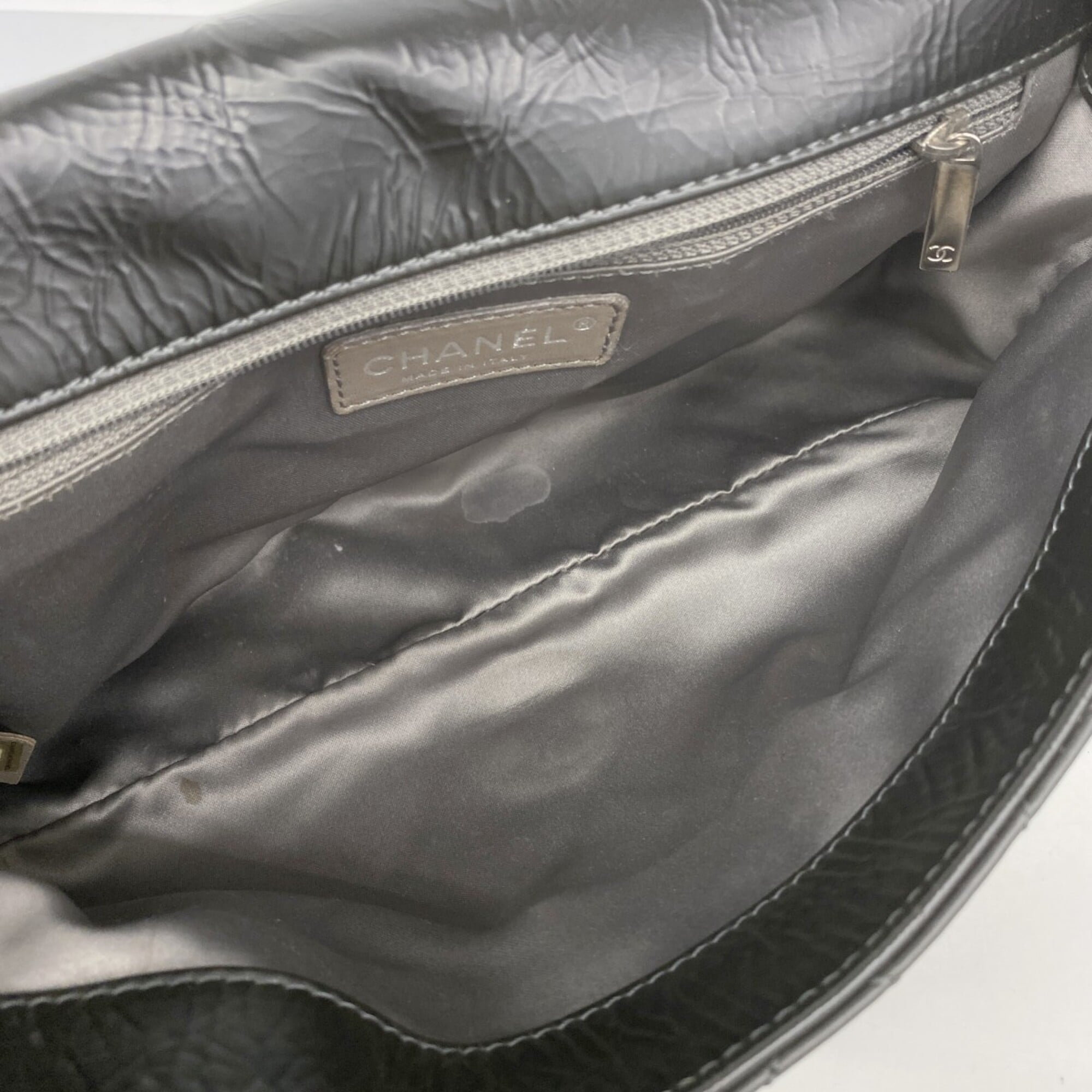 Chanel Black Leather Shoulder Bag (Pre-Owned)