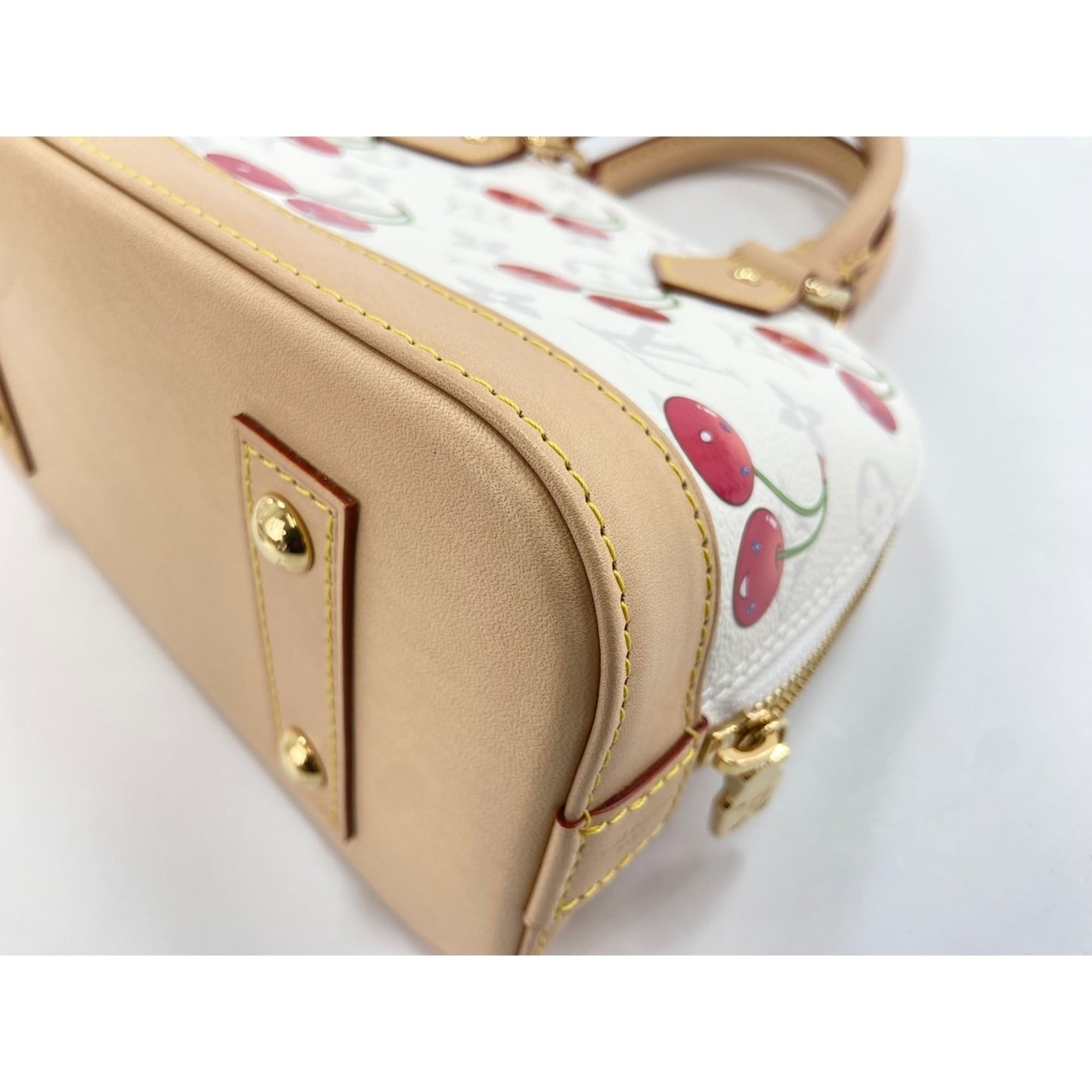 Louis Vuitton White Handbag (Pre-Owned)