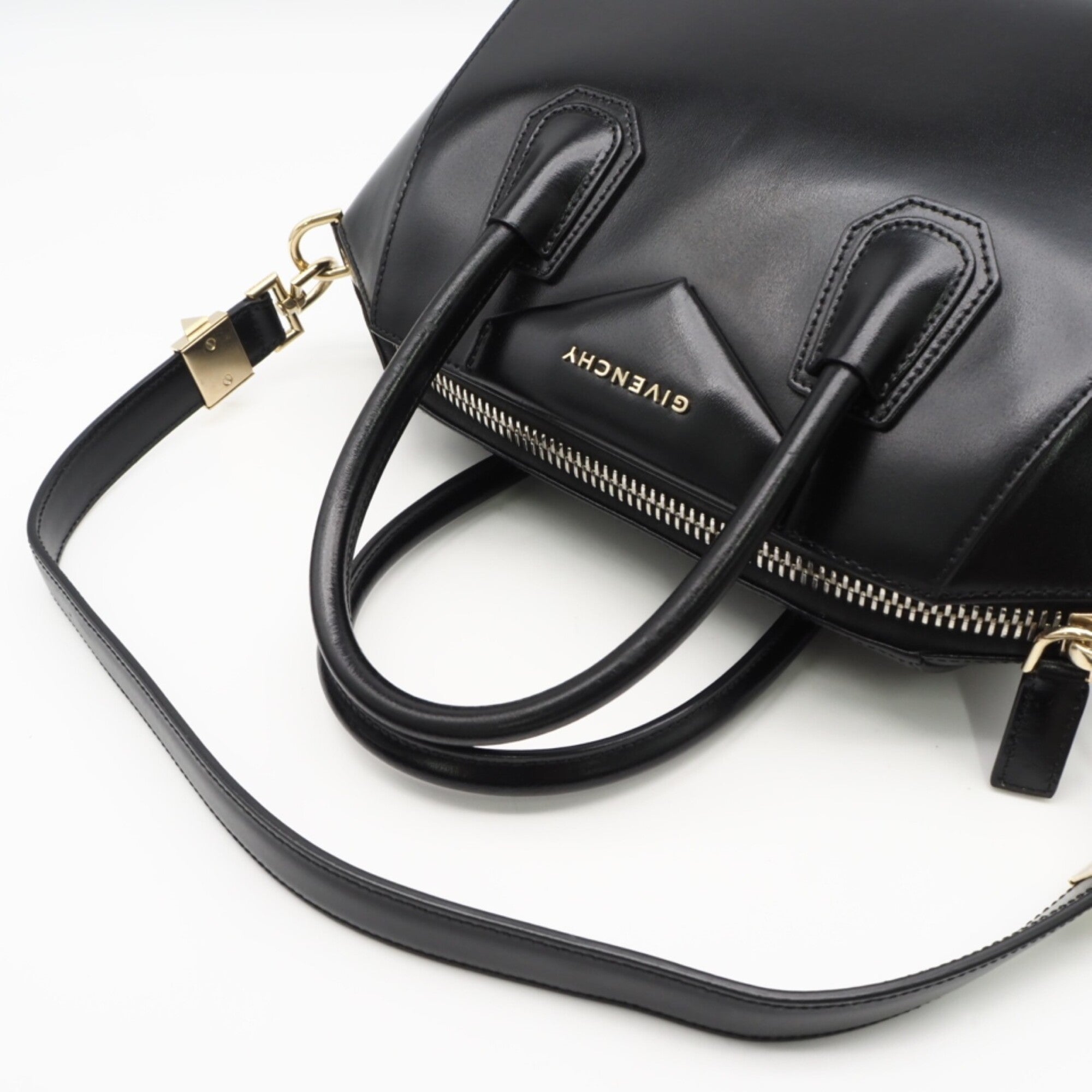 Givenchy Black Leather Handbag (Pre-Owned)