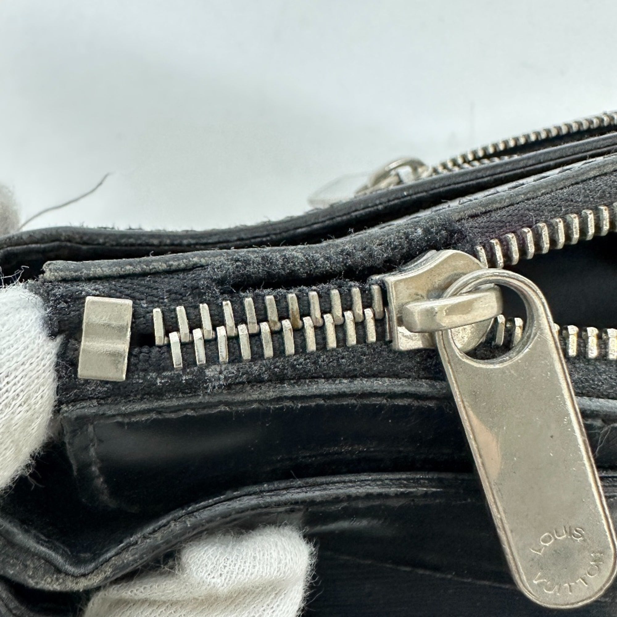 Louis Vuitton Black Leather Handbag (Pre-Owned)