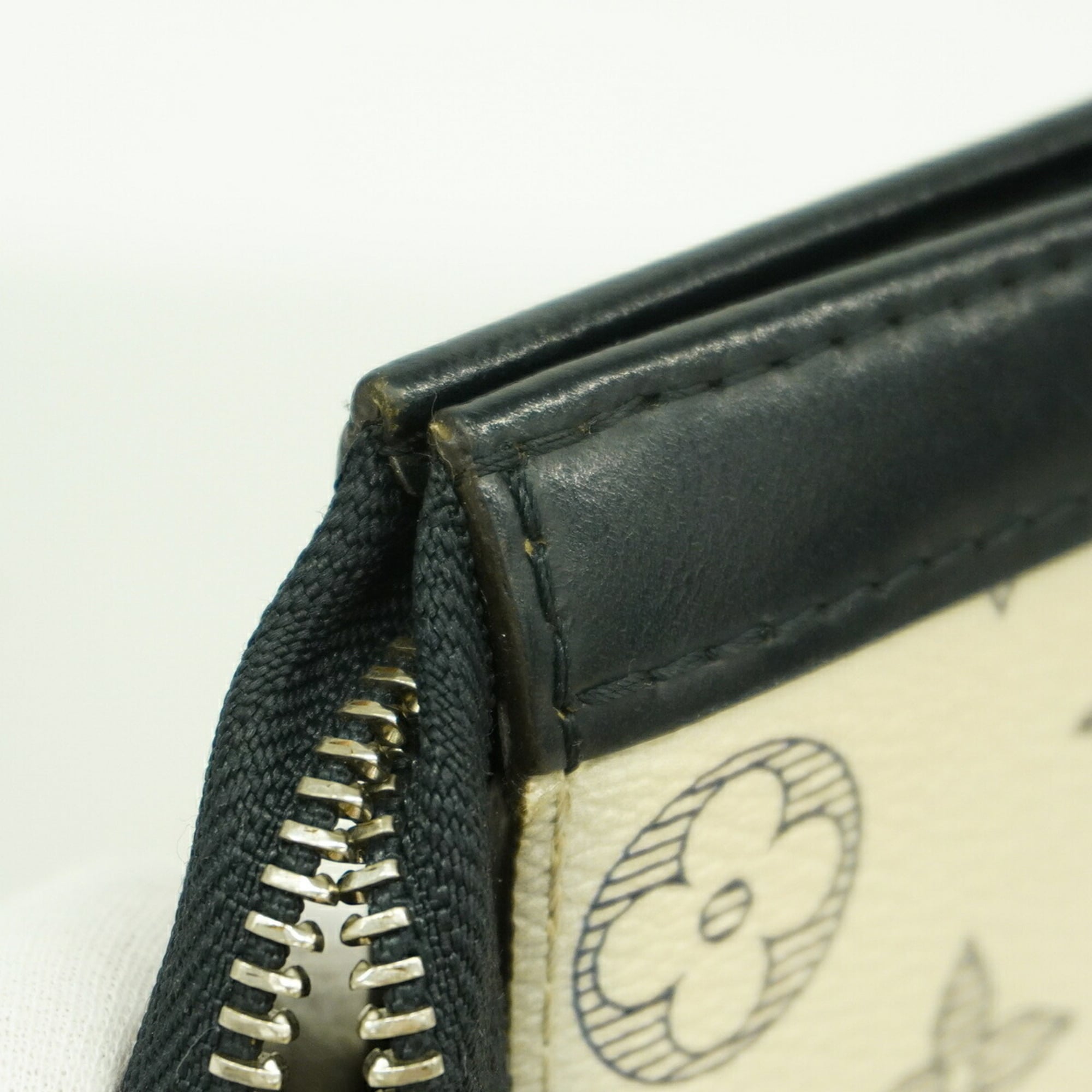 Louis Vuitton White Clutch Bag (Pre-Owned)