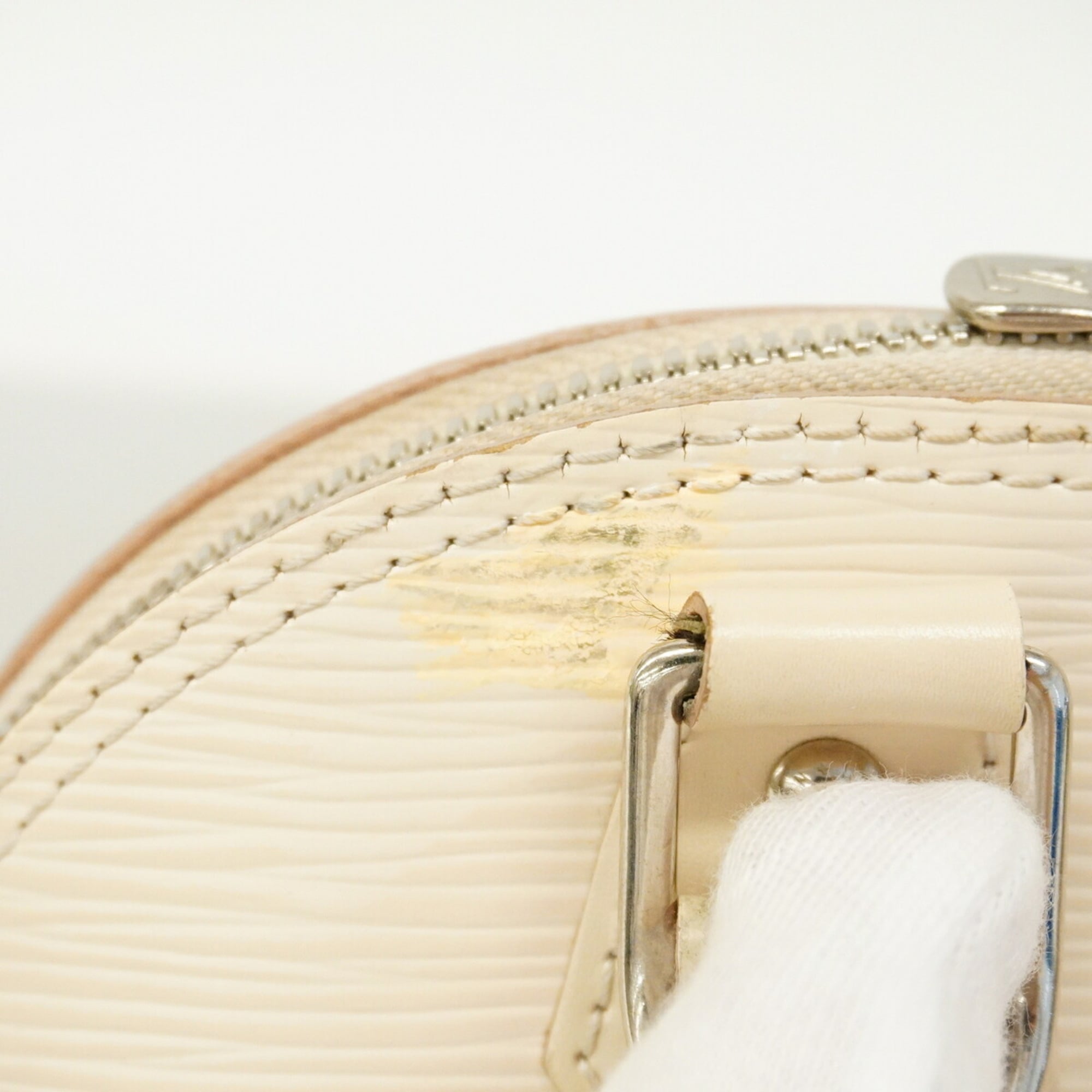 Louis Vuitton White Handbag (Pre-Owned)