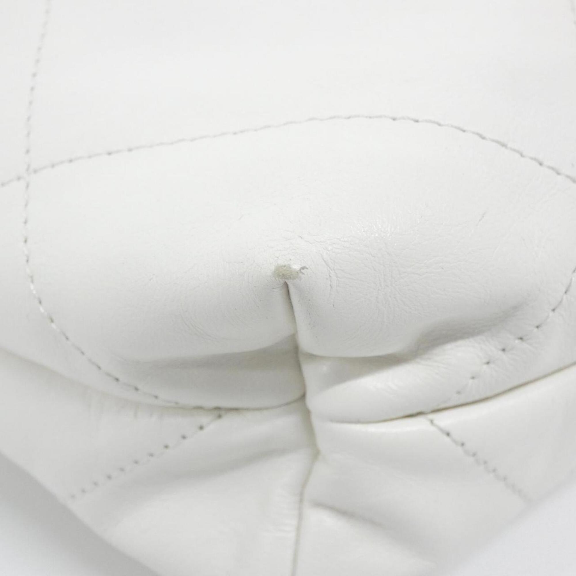 Chanel White Leather Shoulder Bag (Pre-Owned)