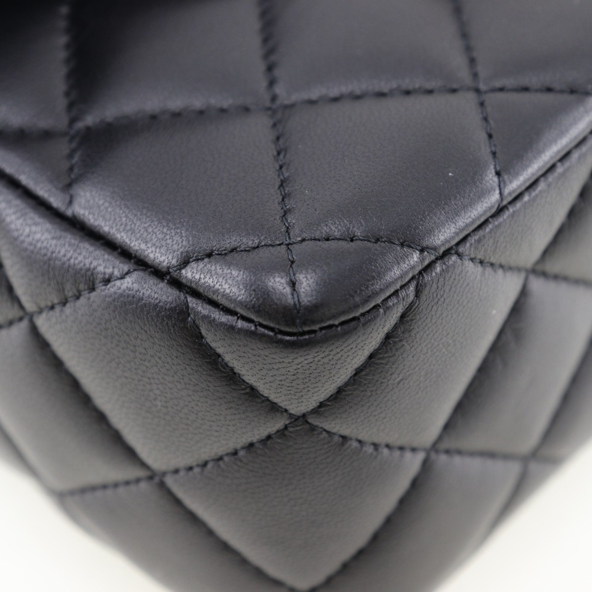 Chanel Black Leather Shoulder Bag (Pre-Owned)