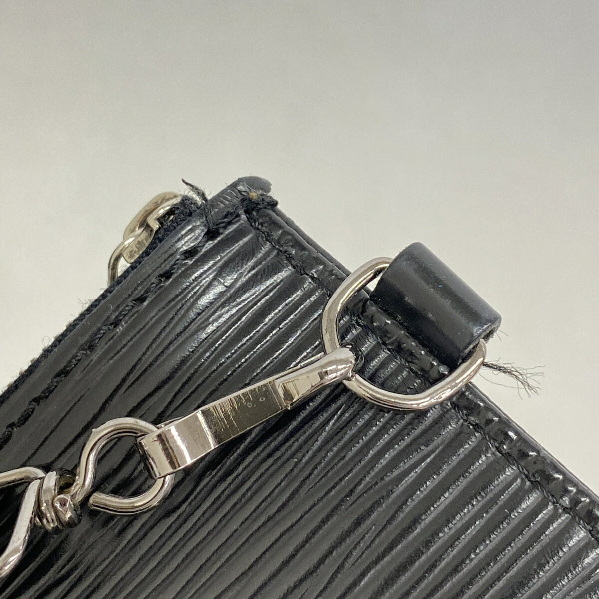 Louis Vuitton Noir Shoulder Bag (Pre-Owned)