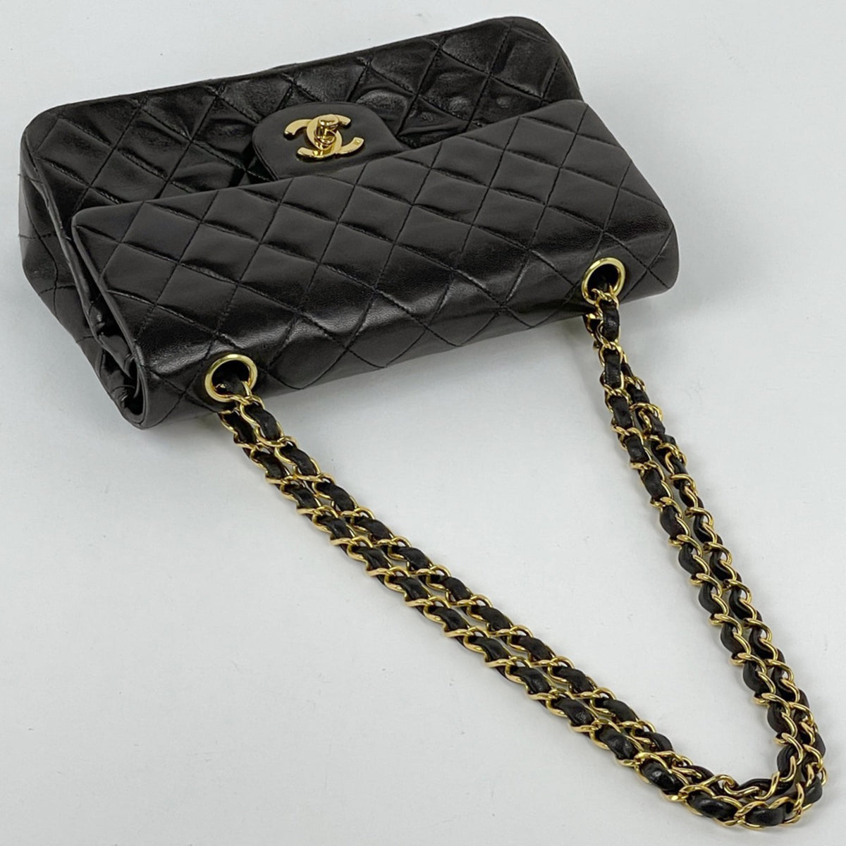 Chanel Matelasse Black Leather Shoulder Bag (Pre-Owned)