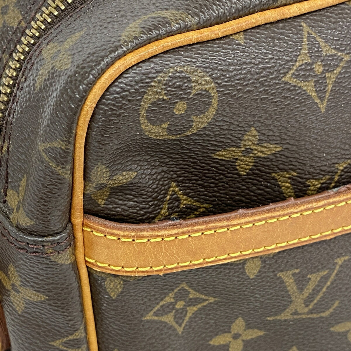 Louis Vuitton Brown Shoulder Bag (Pre-Owned)
