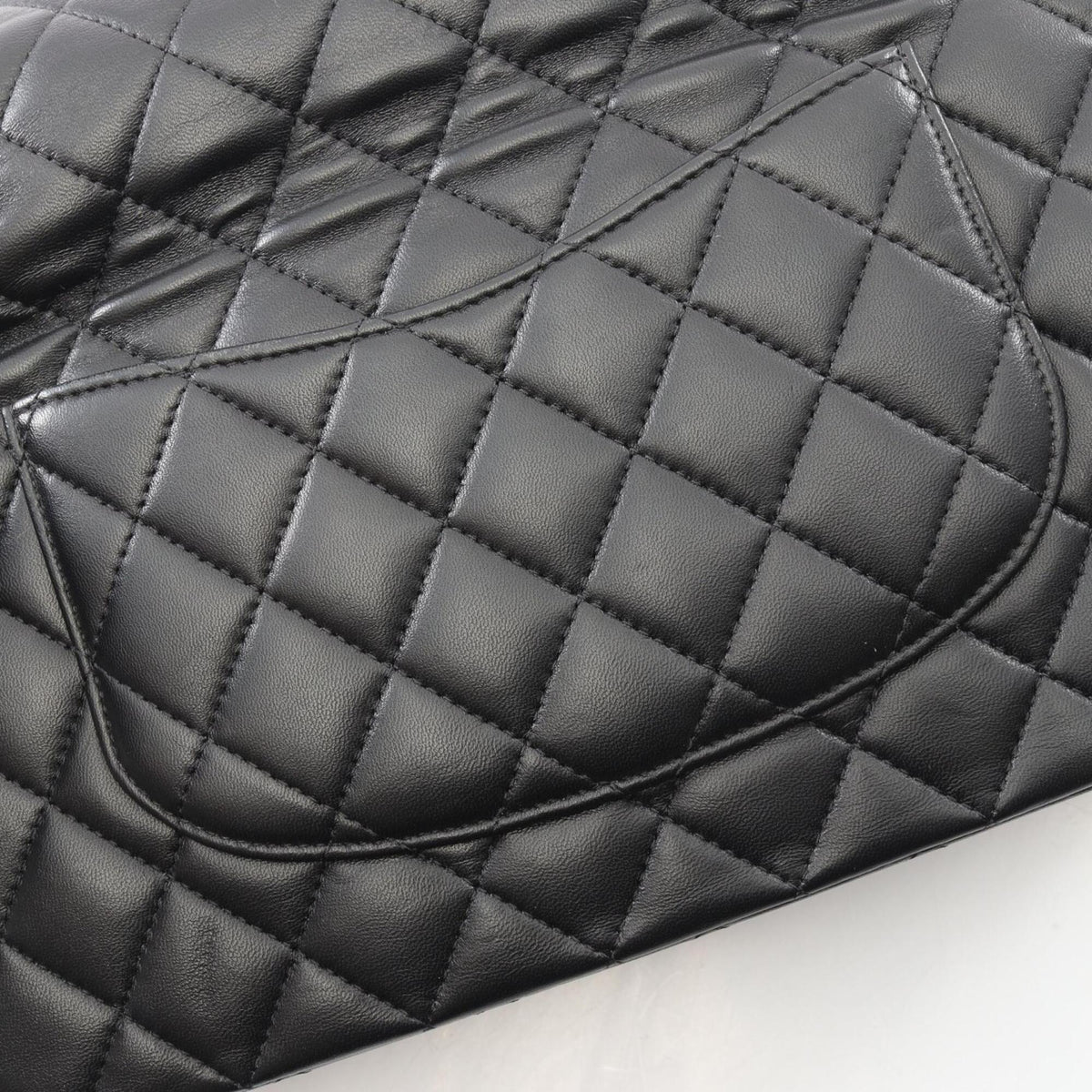 Chanel Matelasse Black Leather Shoulder Bag (Pre-Owned)