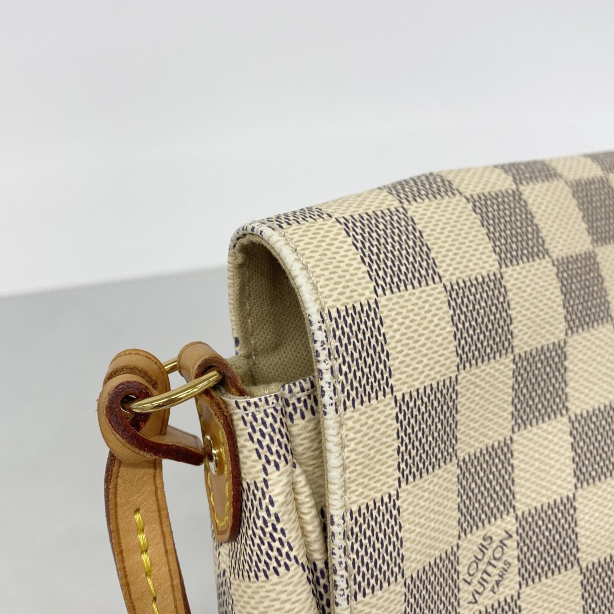 Louis Vuitton White Shoulder Bag (Pre-Owned)