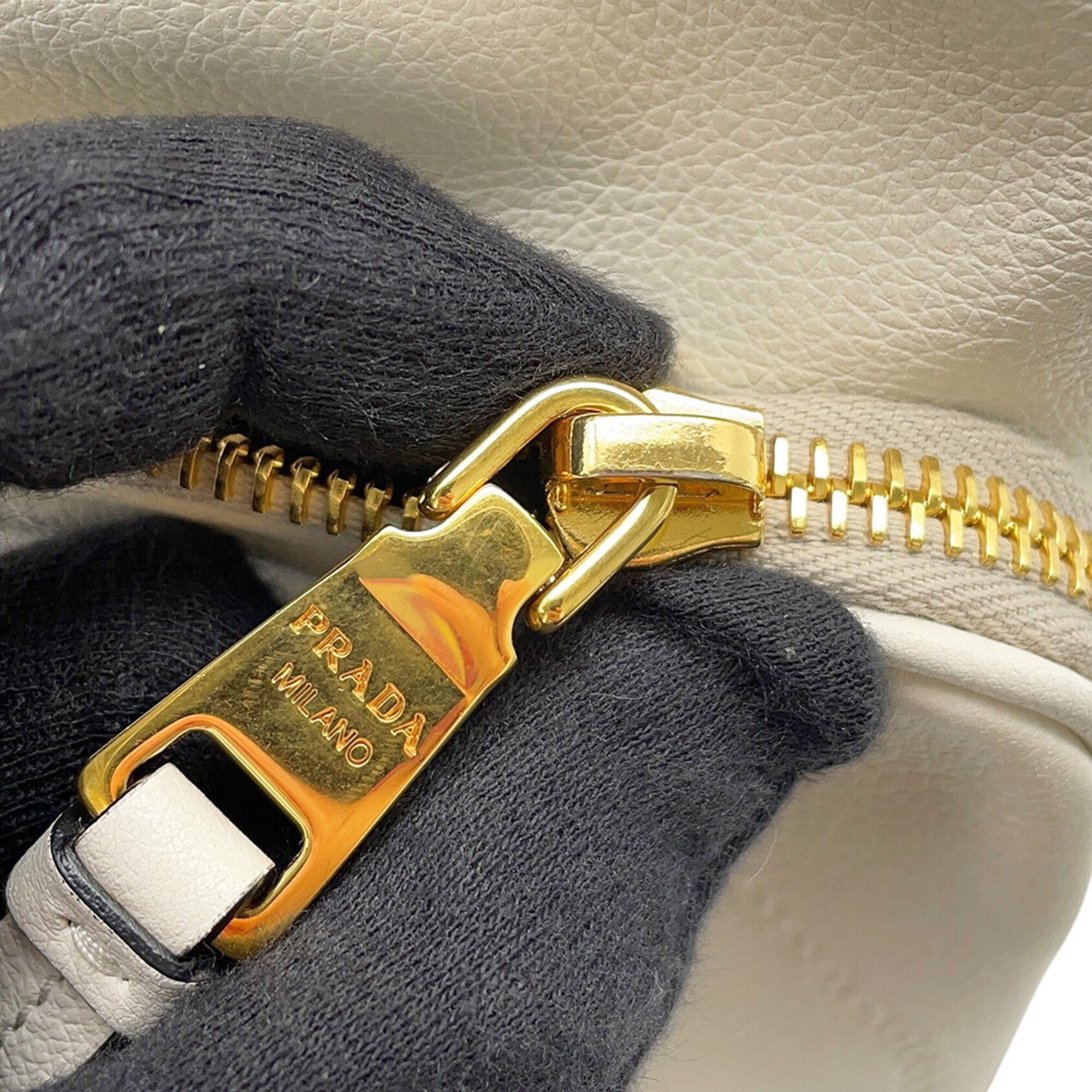 Prada White Leather Handbag Shoulder Bag (Pre-Owned)