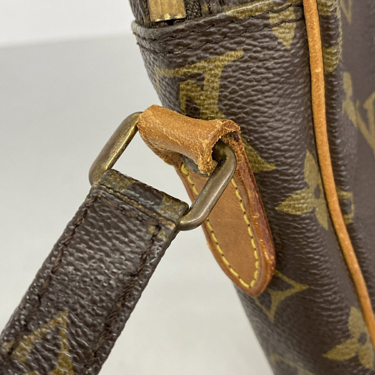 Louis Vuitton Brown Shoulder Bag (Pre-Owned)