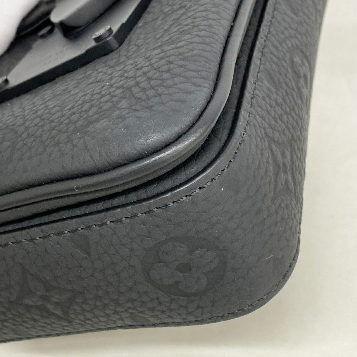 Louis Vuitton Black Shoulder Bag (Pre-Owned)