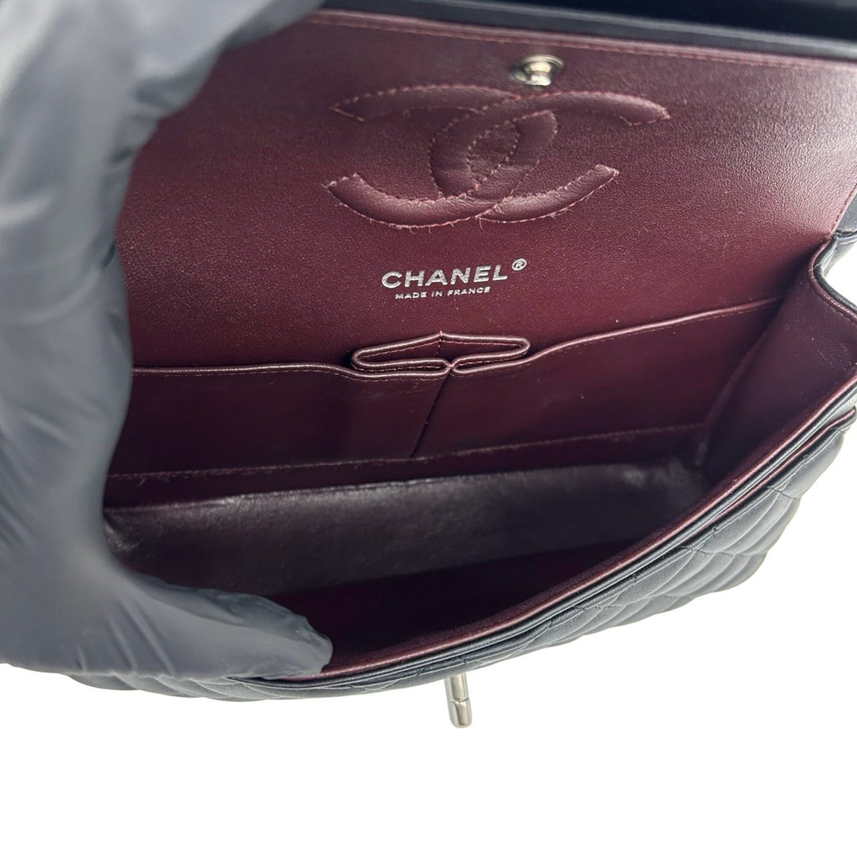Chanel Black Leather Shoulder Bag (Pre-Owned)