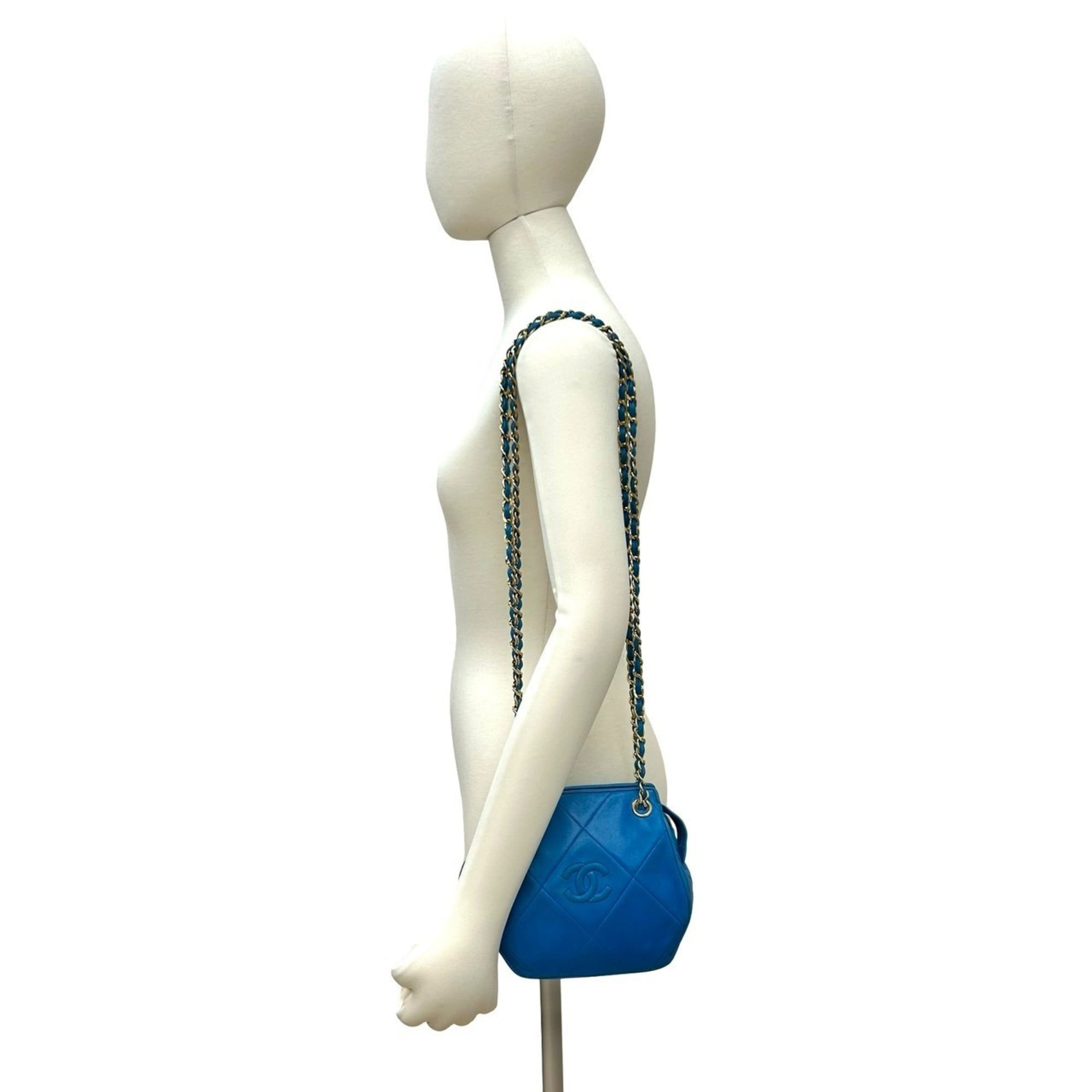 Chanel Blue Leather Shoulder Bag (Pre-Owned)