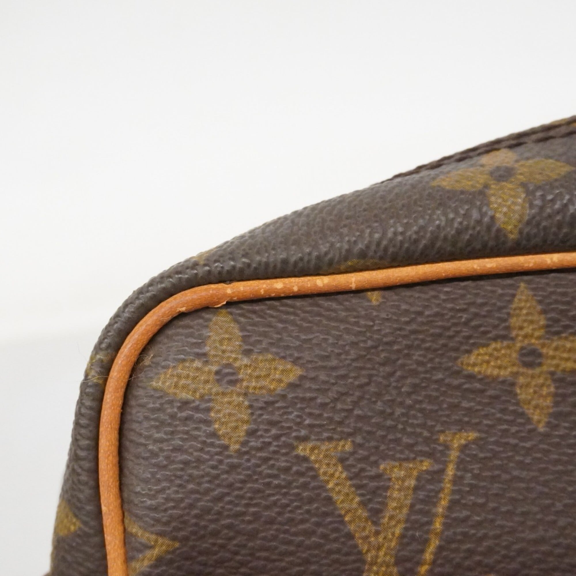 Louis Vuitton Brown Clutch Bag (Pre-Owned)