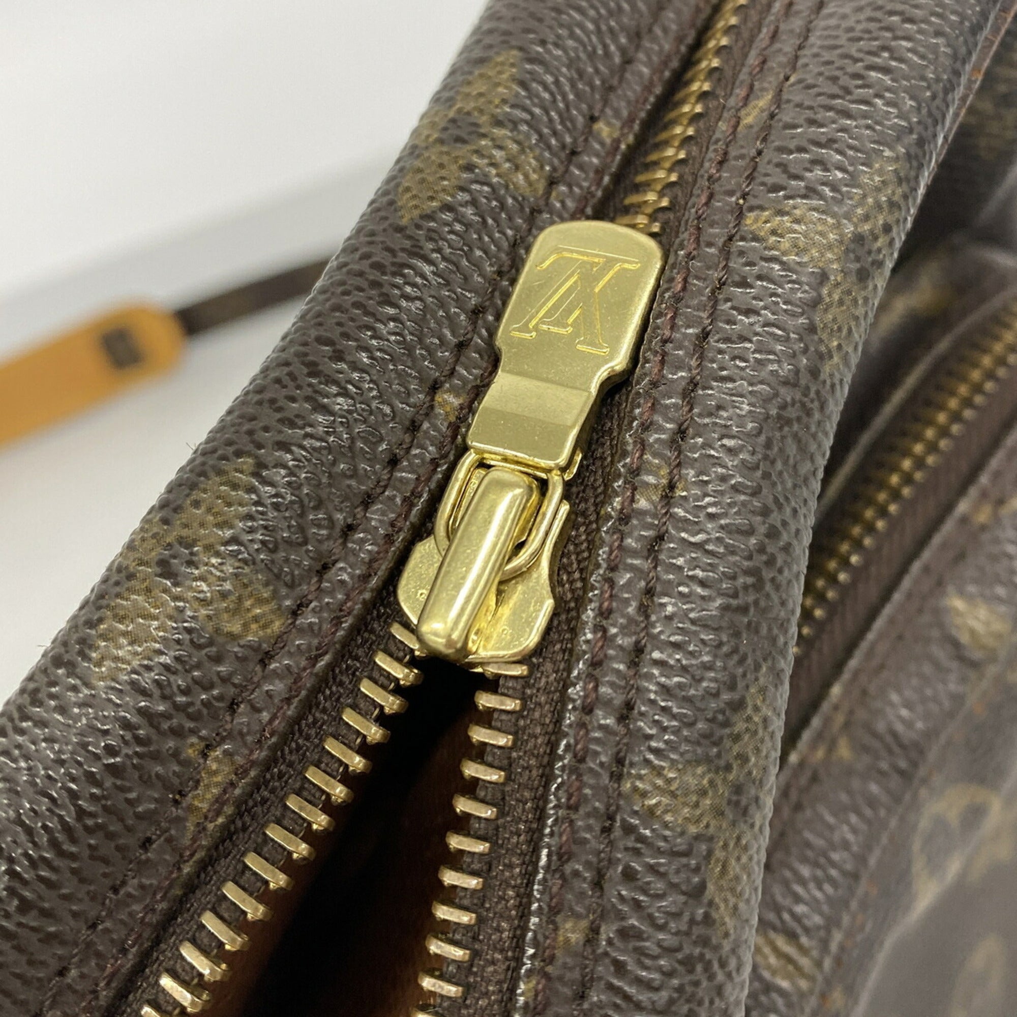 Louis Vuitton Brown Shoulder Bag (Pre-Owned)