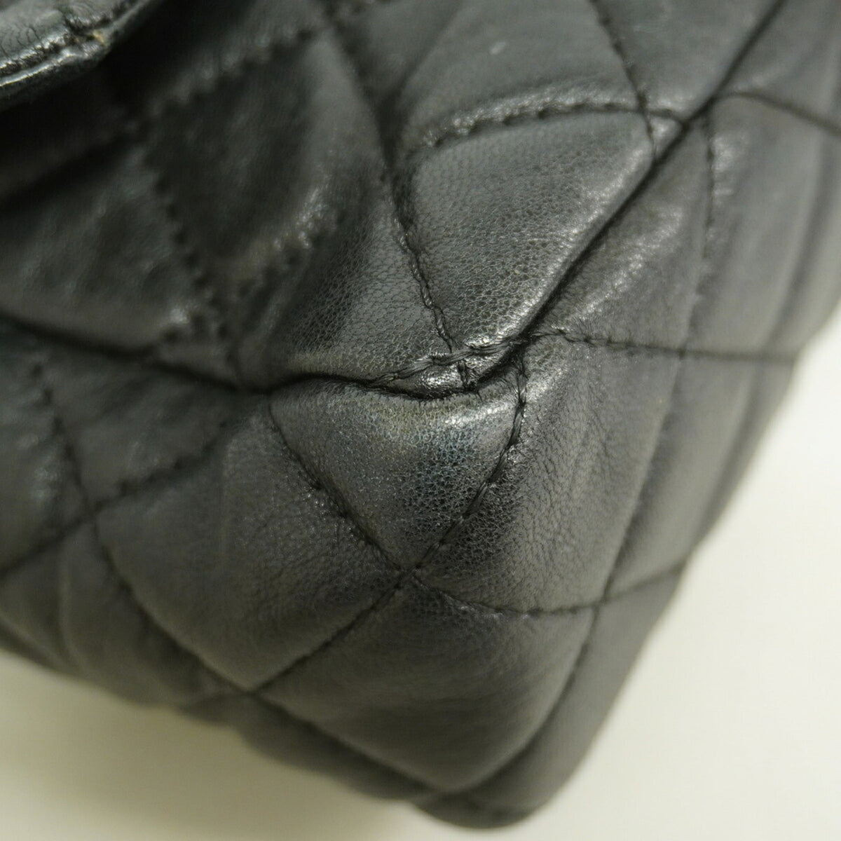 Chanel Black Leather Shoulder Bag (Pre-Owned)