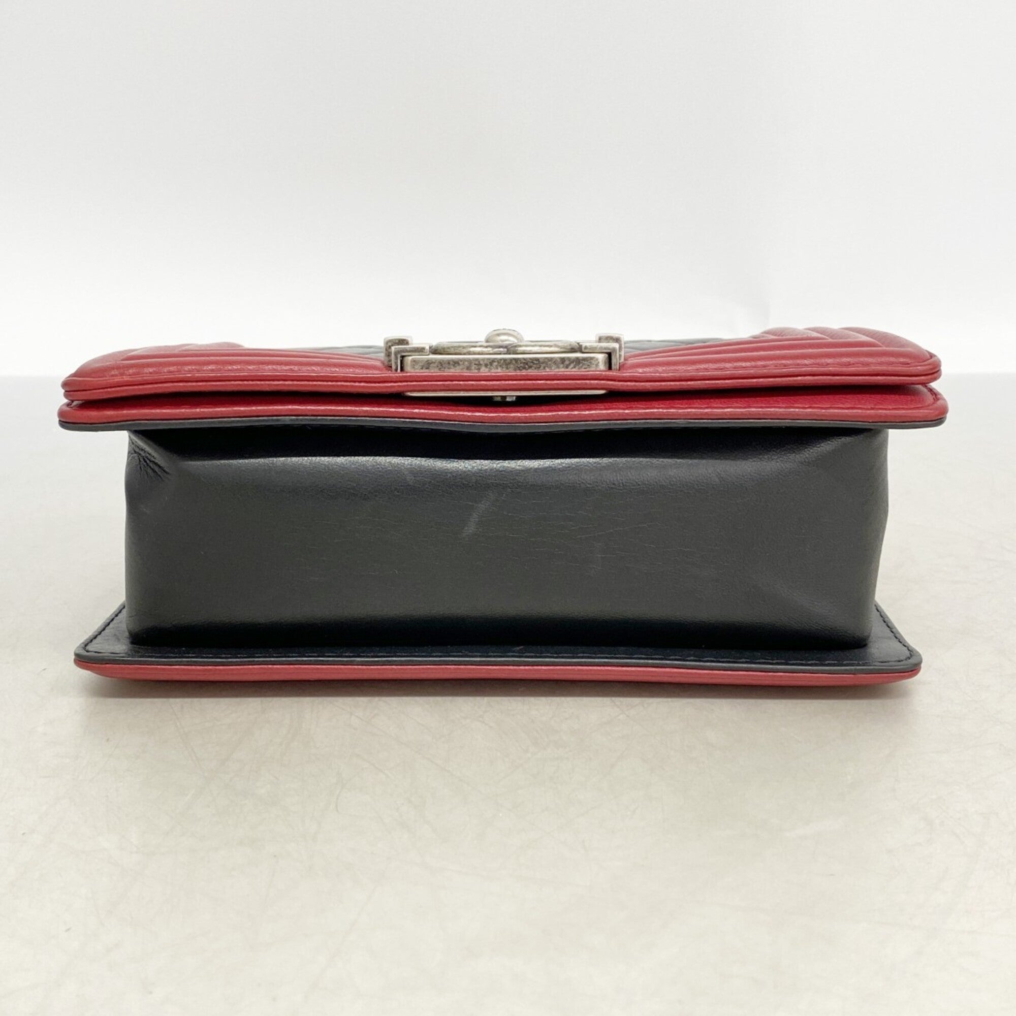 Chanel Black Red Color Leather Shoulder Bag (Pre-Owned)