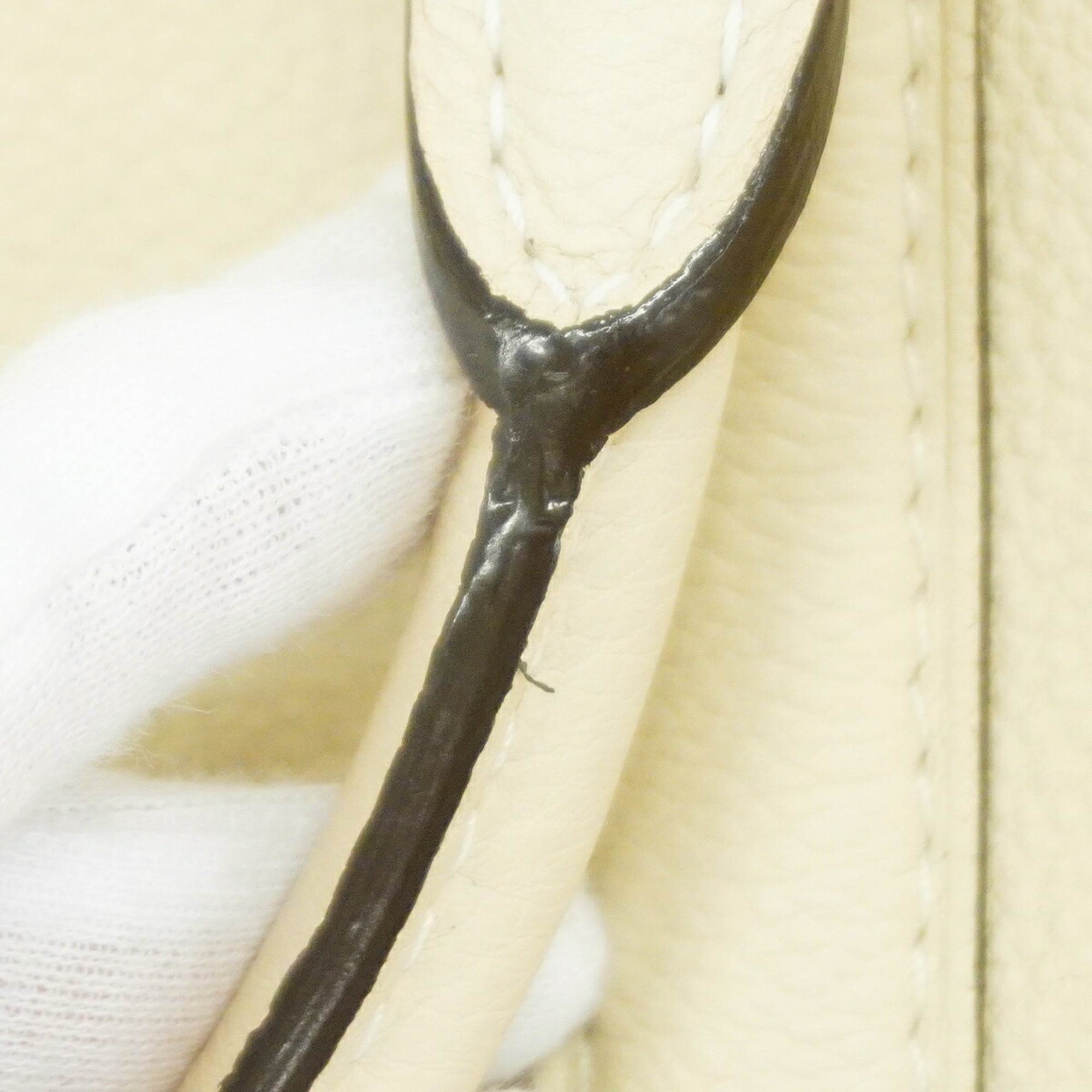 Louis Vuitton White Handbag (Pre-Owned)