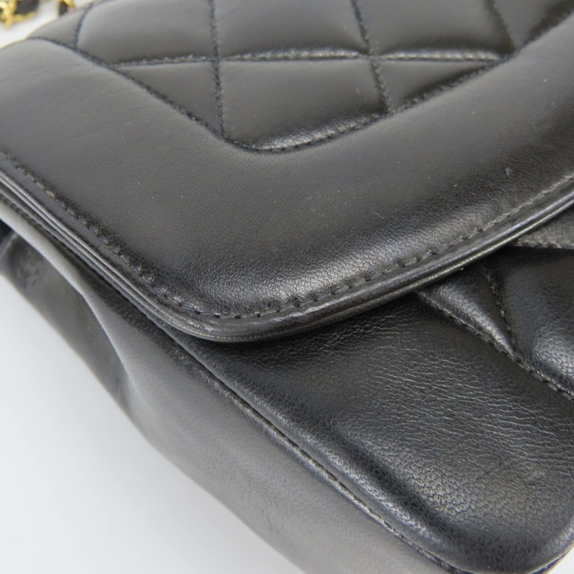 Chanel Black Leather Shoulder Bag (Pre-Owned)