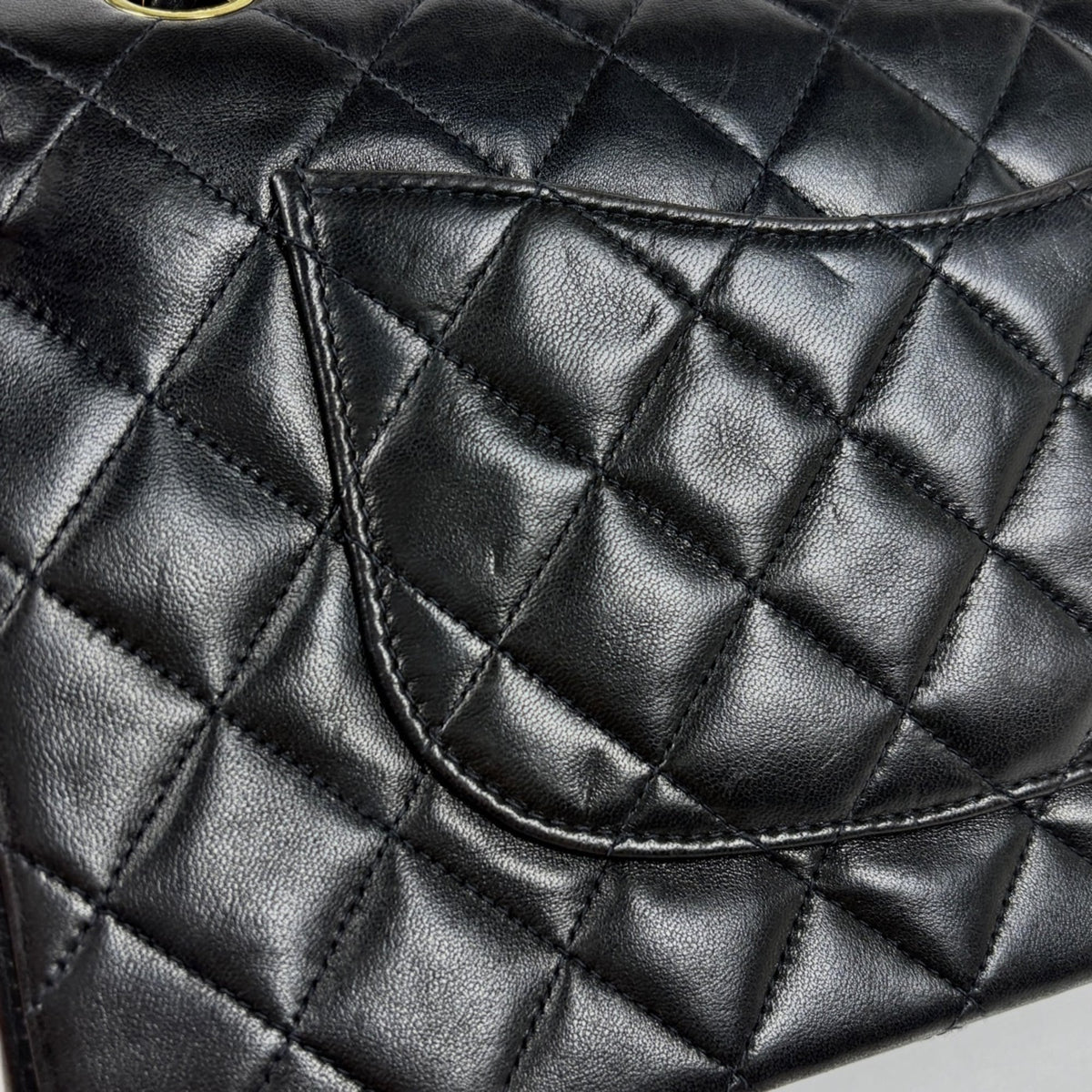 Chanel Matelasse Black Leather Shoulder Bag (Pre-Owned)
