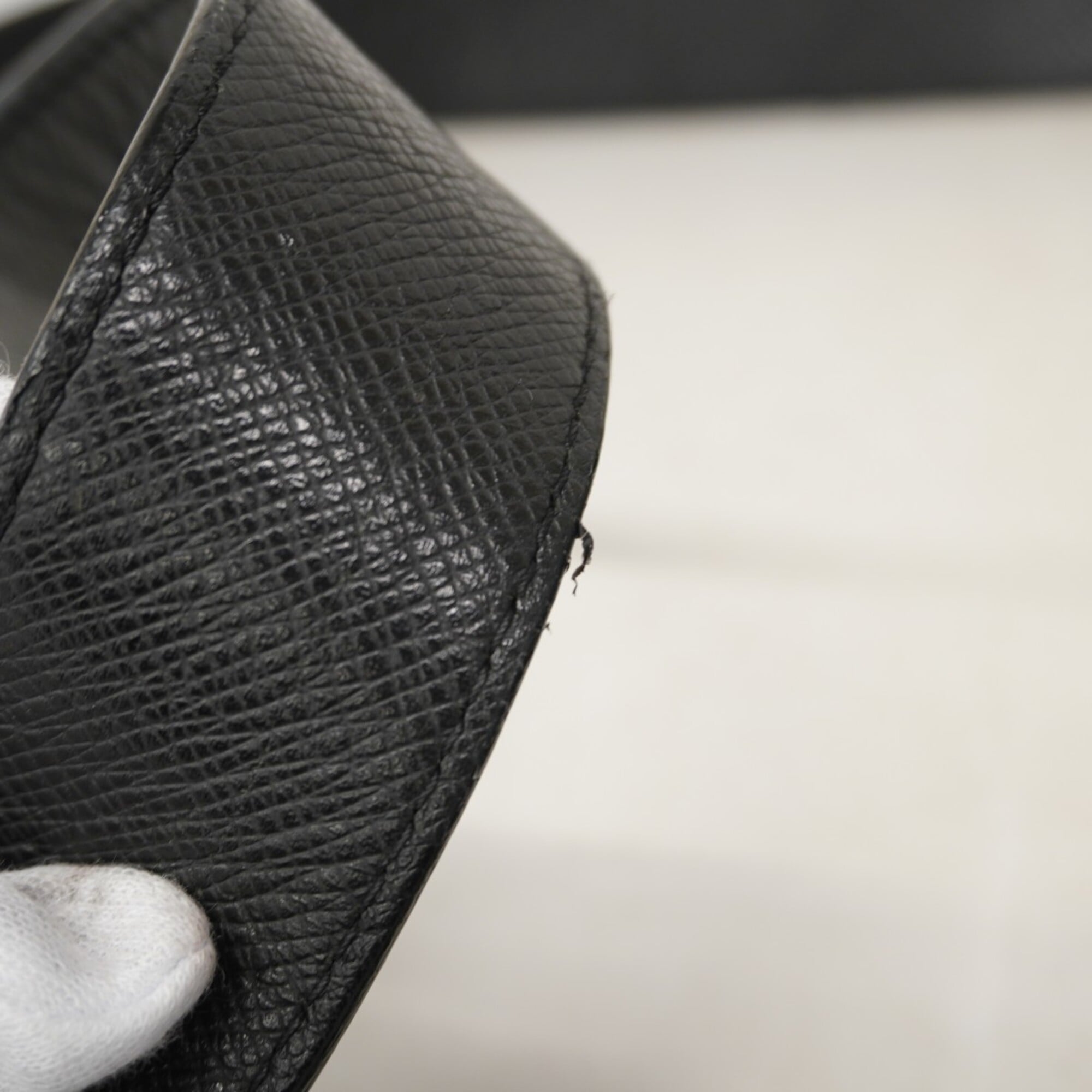 Louis Vuitton Noir Shoulder Bag (Pre-Owned)