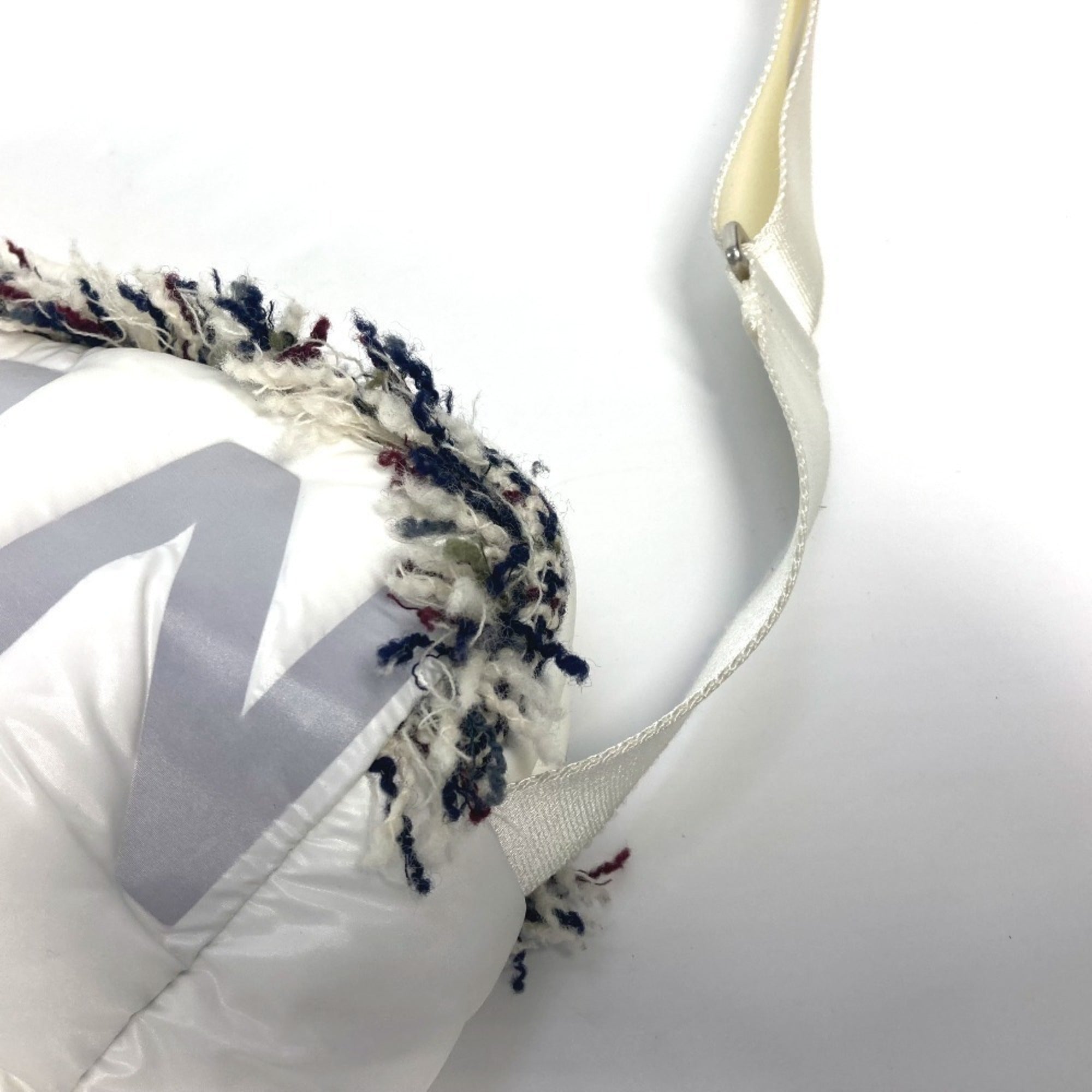Chanel White Nylon Shoulder Bag (Pre-Owned)