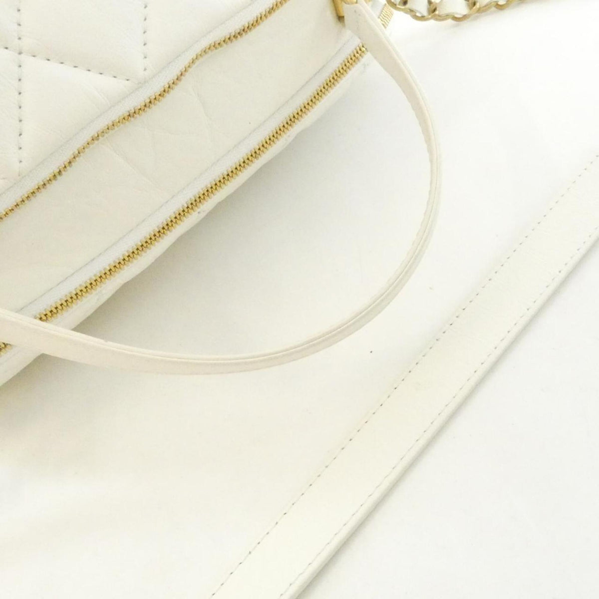 Chanel White Leather Handbag (Pre-Owned)