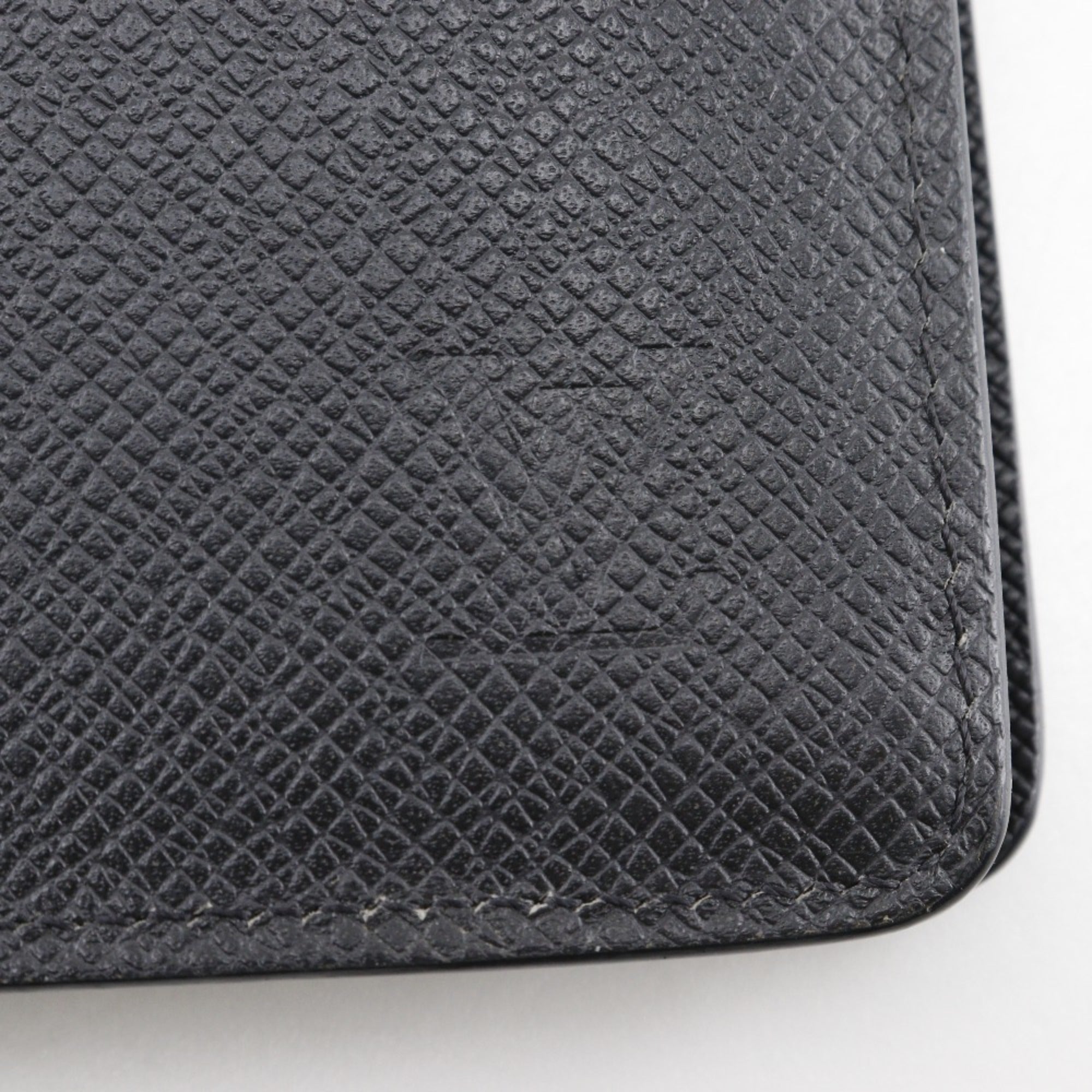 Louis Vuitton Taiga Black Noir Taiga Leather Long Wallet (Bi-Fold) (Pre-Owned)
