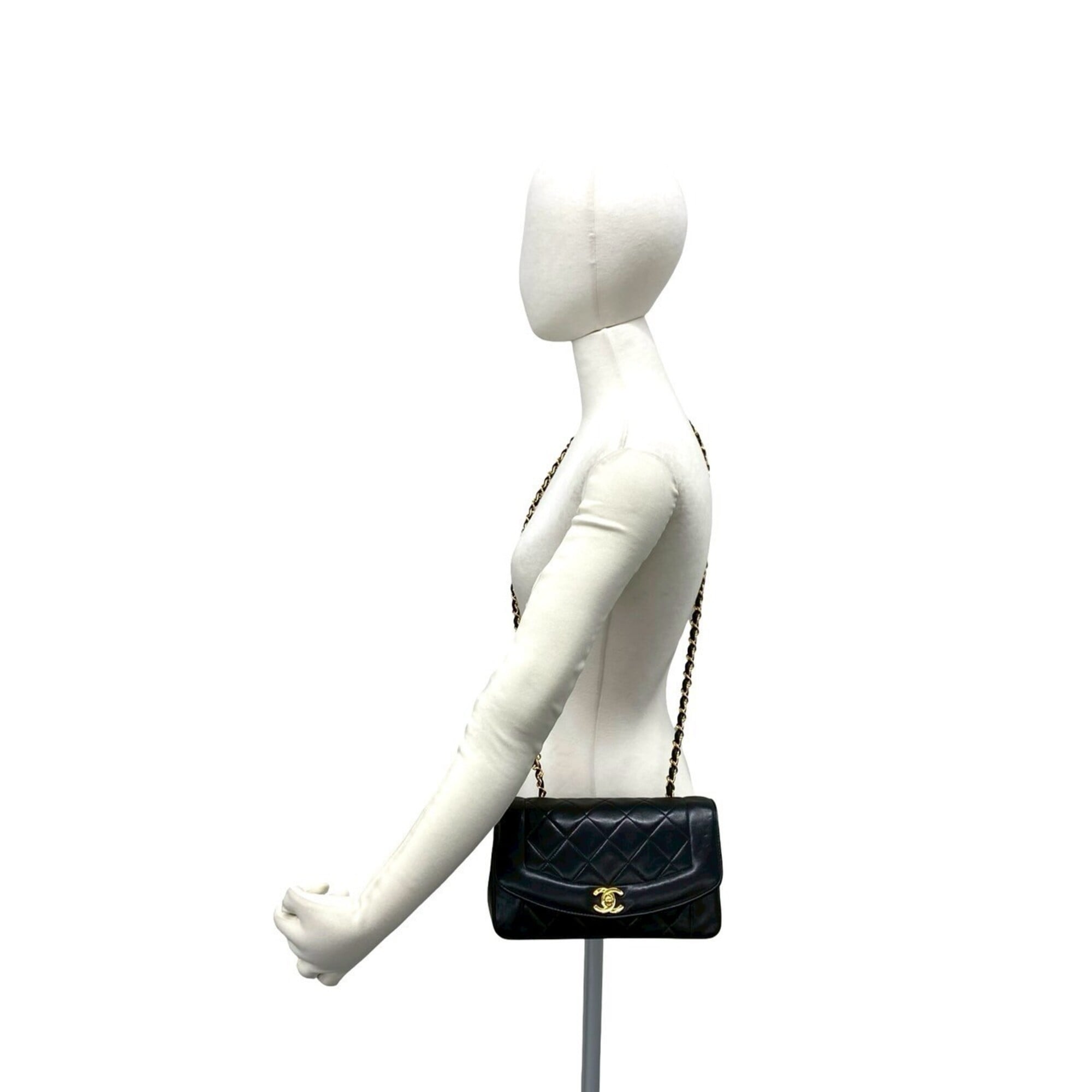 Chanel Black Leather Shoulder Bag (Pre-Owned)