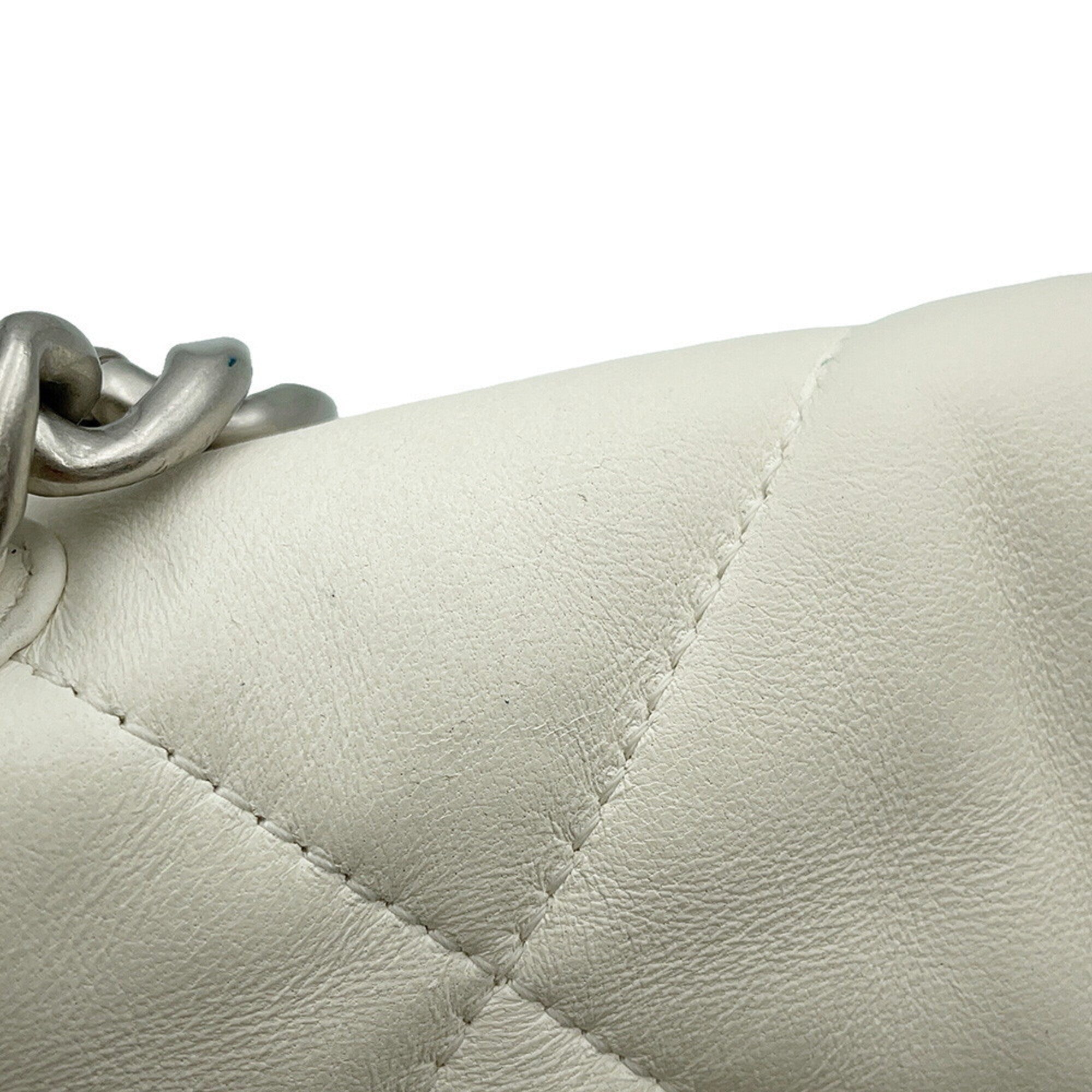 Chanel White Leather Shoulder Bag (Pre-Owned)
