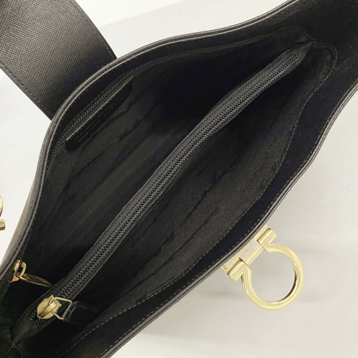 Salvatore Ferragamo Black Leather Shoulder Bag (Pre-Owned)