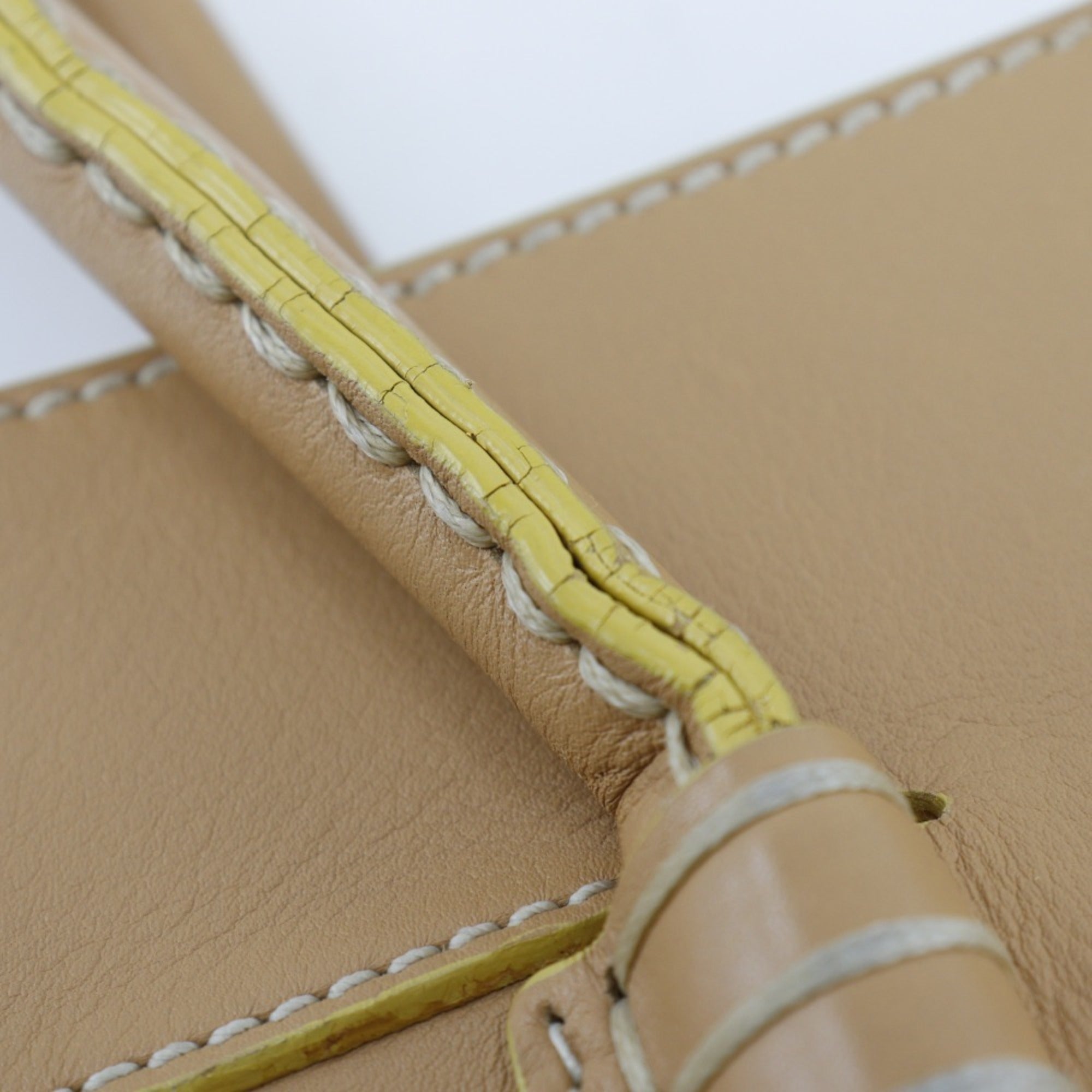 Tod's Beige Leather Shoulder Bag (Pre-Owned)