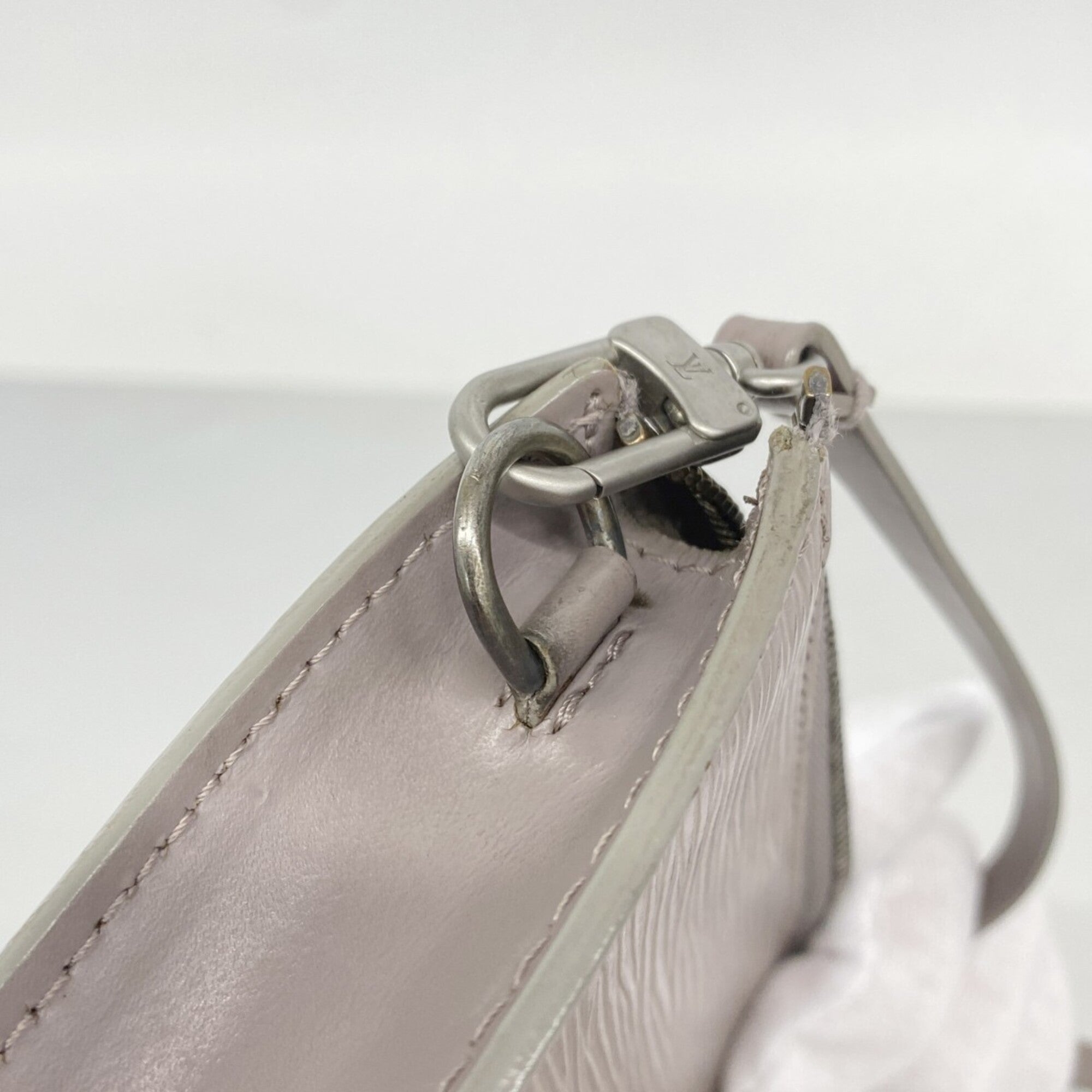 Louis Vuitton Lilac Pouch (Pre-Owned)