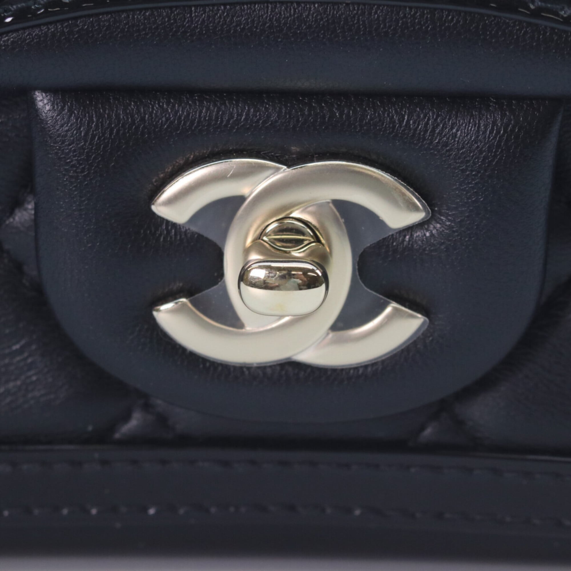 Chanel Black Leather Shoulder Bag (Pre-Owned)