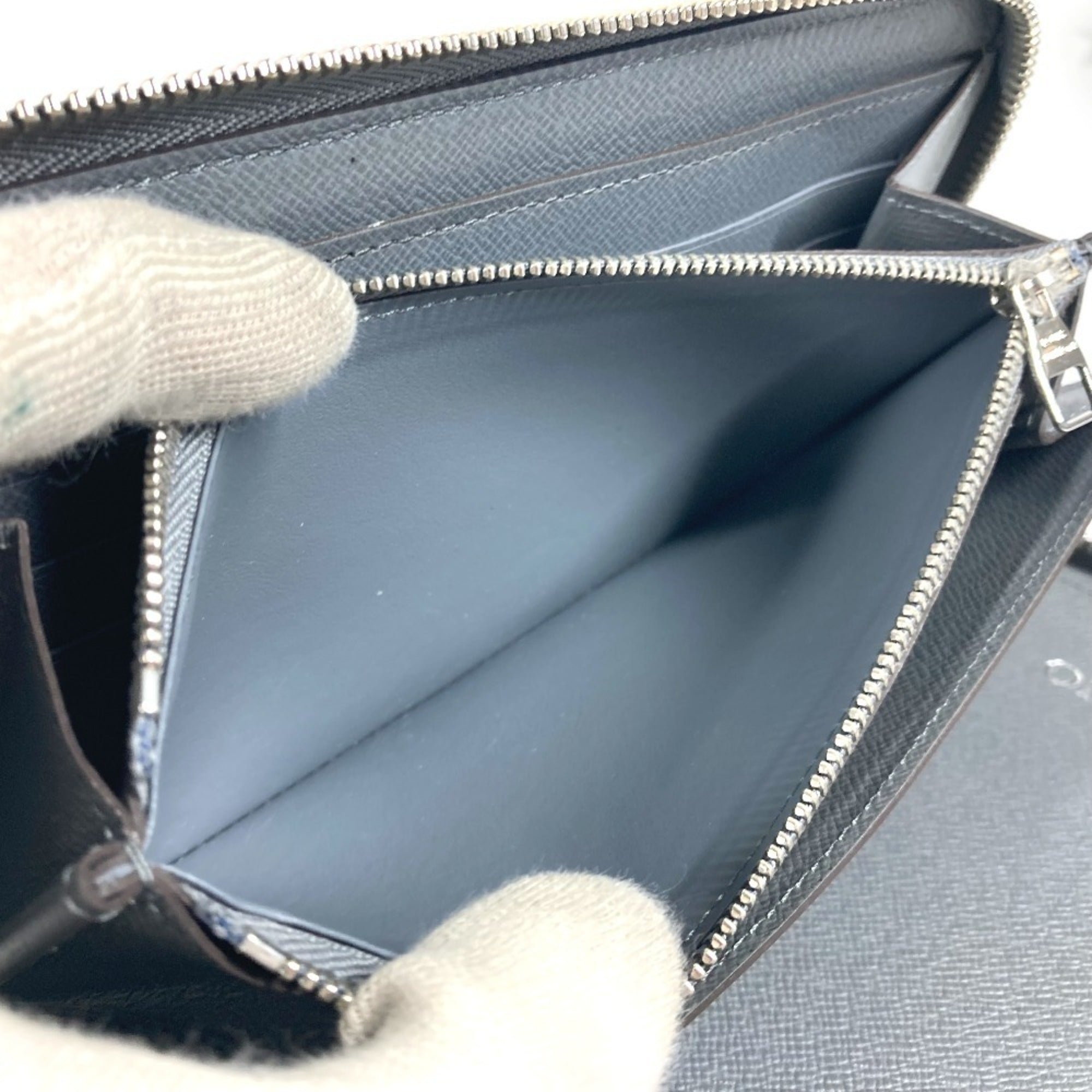 Louis Vuitton Glacier Gray Taiga Leather Long Wallet (Bi-Fold) (Pre-Owned)