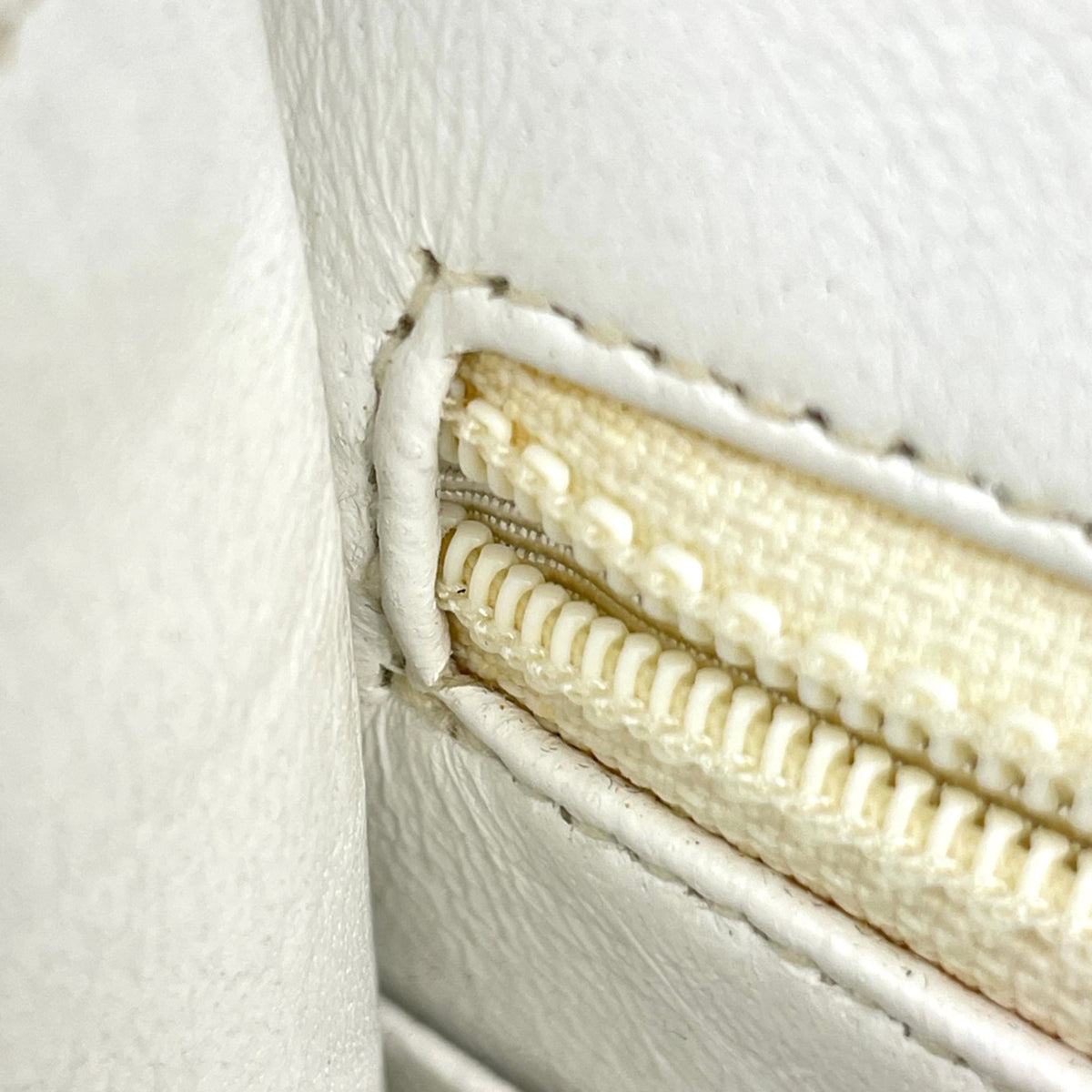 Chanel Matelasse White Leather Shoulder Bag (Pre-Owned)