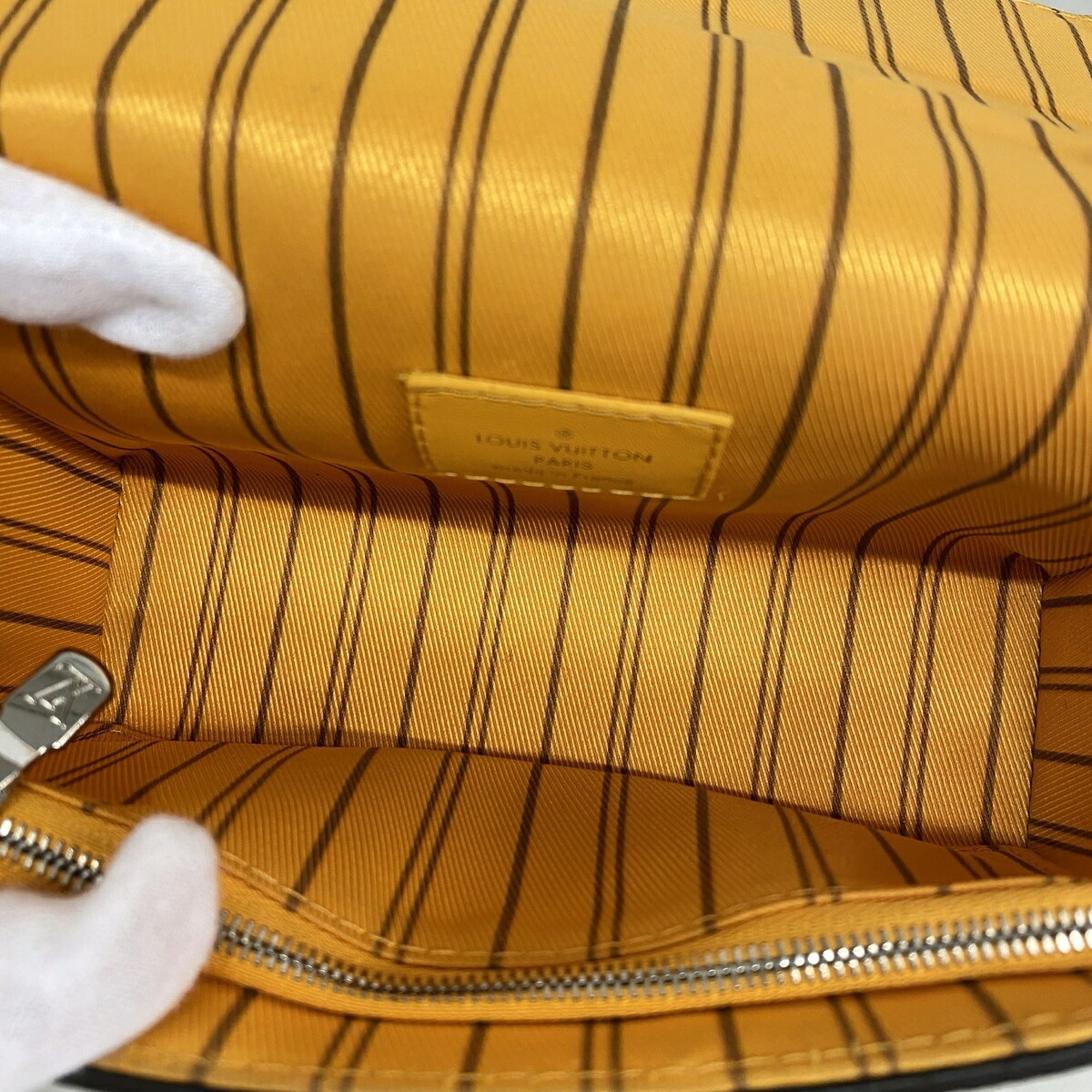 Louis Vuitton Brown Shoulder Bag (Pre-Owned)