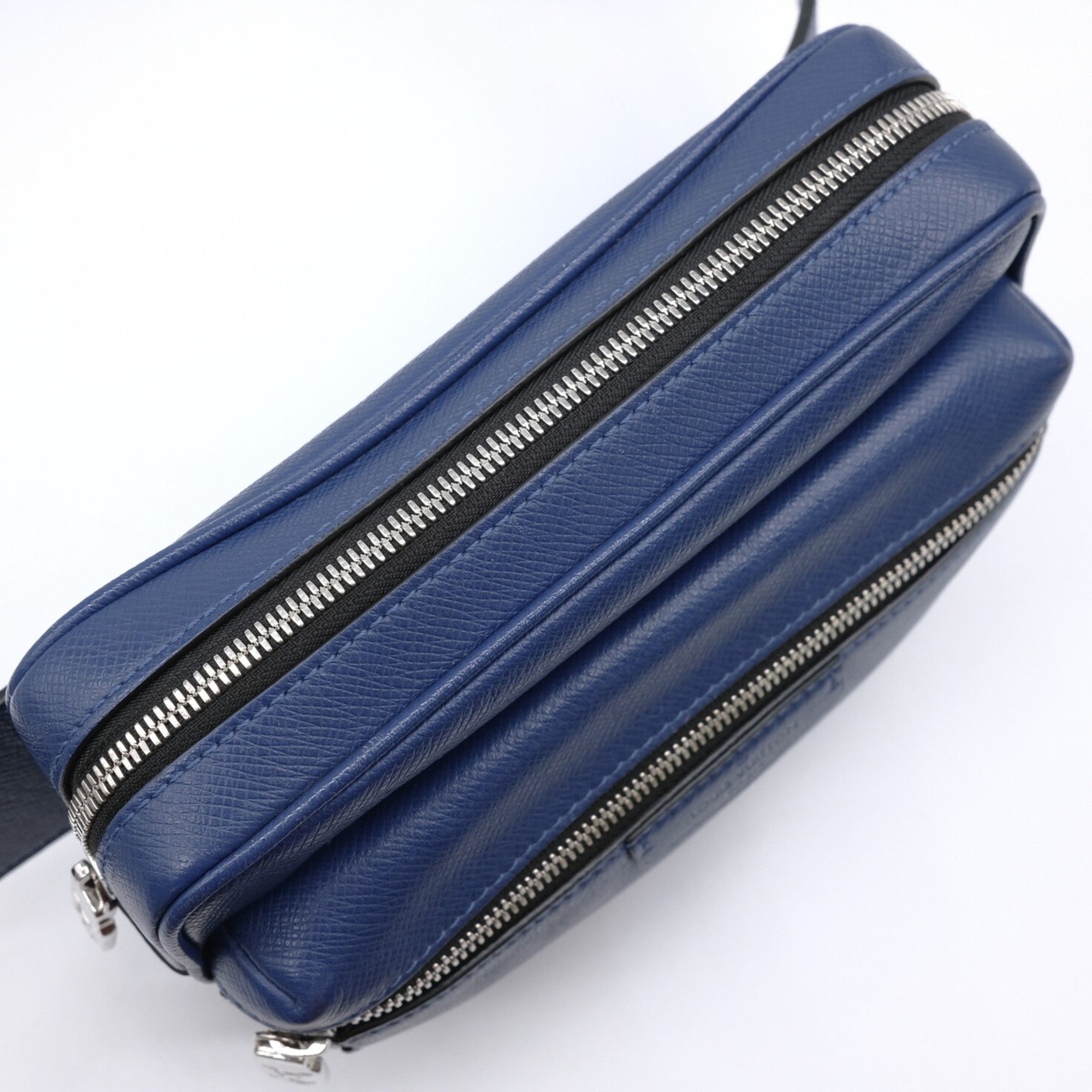 Louis Vuitton Blue Taiga Leather Sling Bag (Pre-Owned)