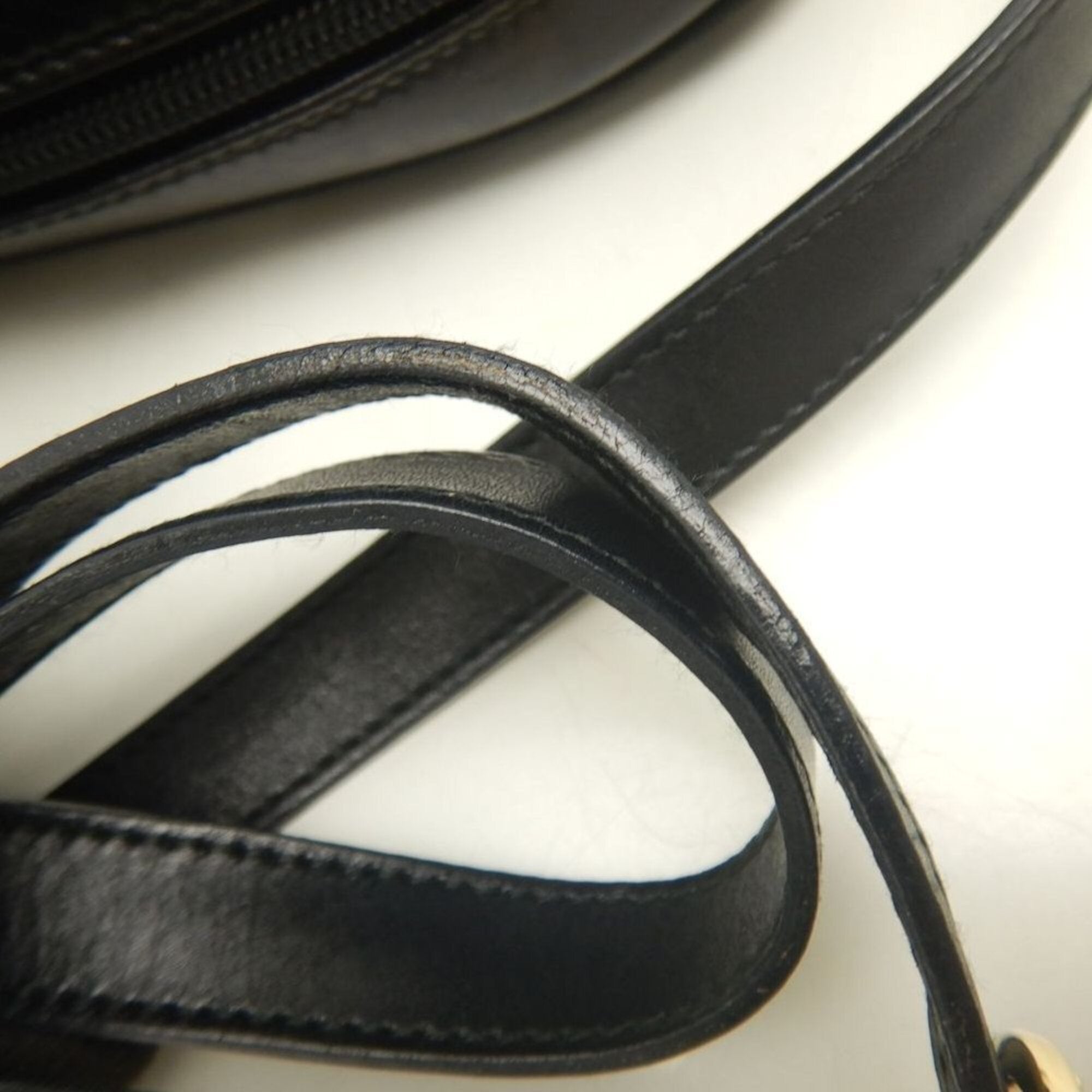 Salvatore Ferragamo Vara Black Leather Shoulder Bag (Pre-Owned)