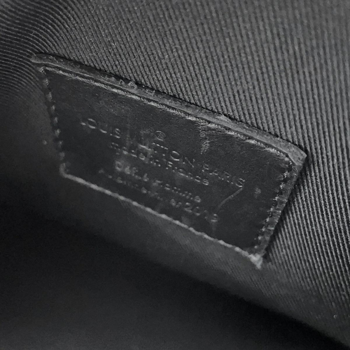 Louis Vuitton Black Noir Taiga Leather Handbag Shoulder Bag (Pre-Owned)