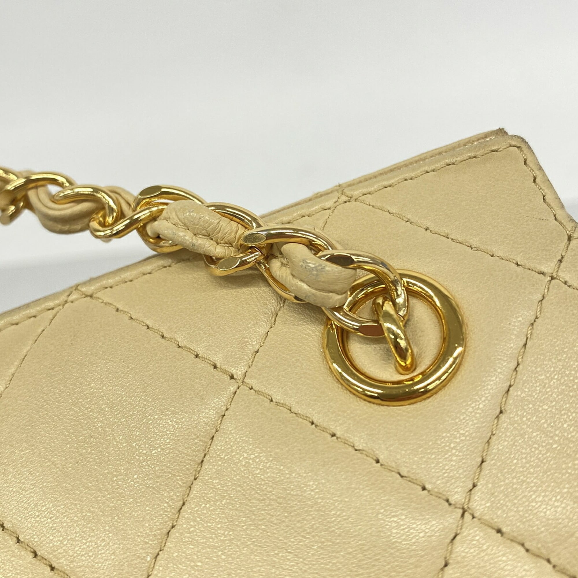 Chanel Beige Leather Shoulder Bag (Pre-Owned)