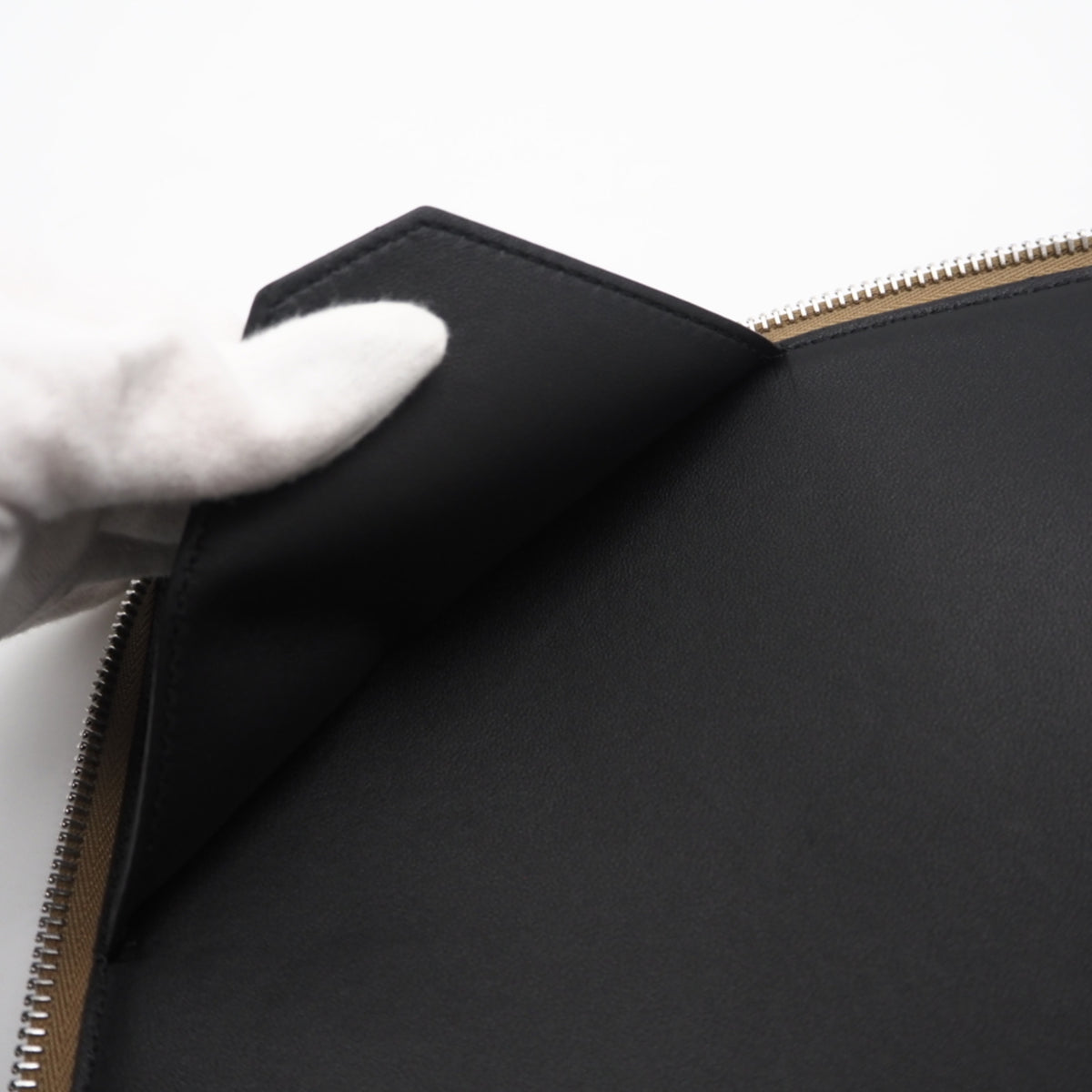 Fendi Beige Leather Clutch Bag (Pre-Owned)