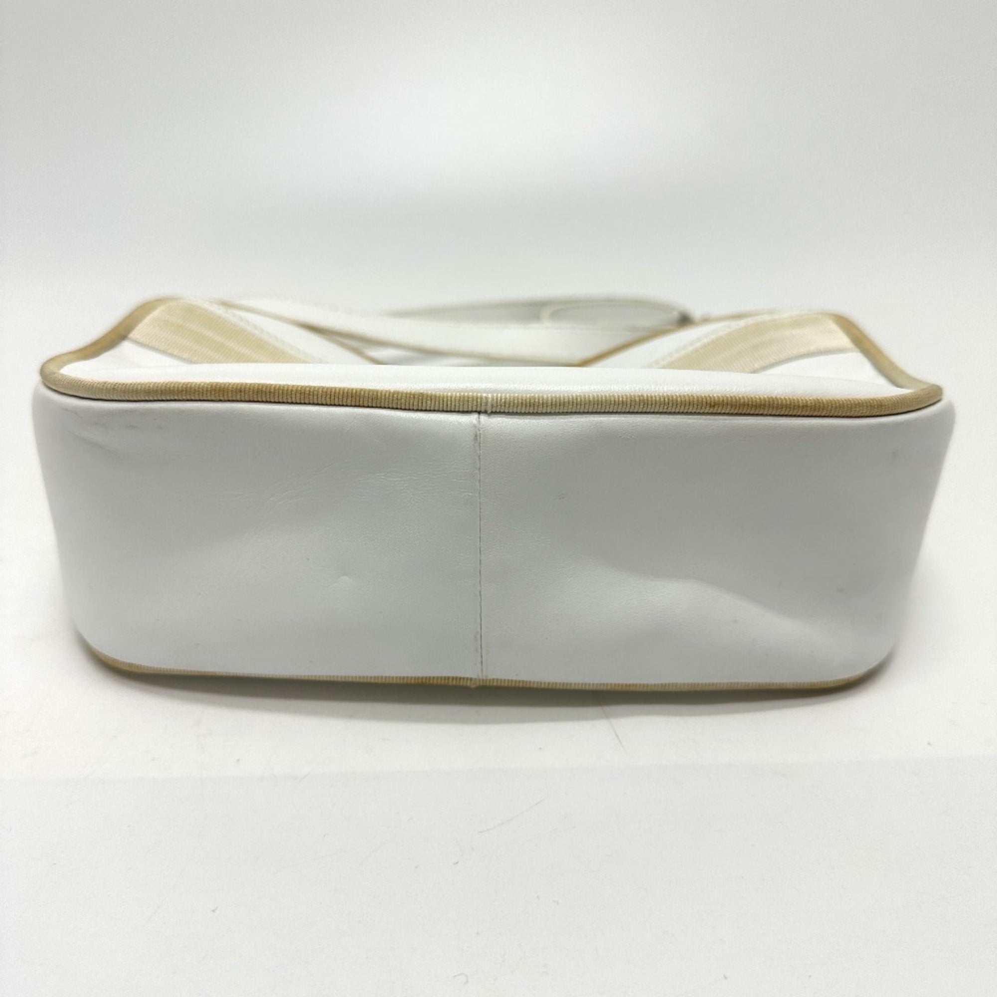 Salvatore Ferragamo White Leather Shoulder Bag (Pre-Owned)