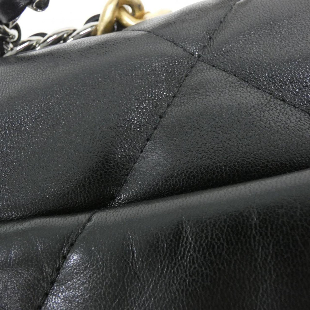 Chanel Black Leather Shoulder Bag (Pre-Owned)