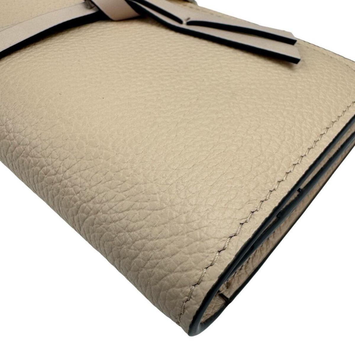 Chloé Beige Leather Long Wallet (Bi-Fold) (Pre-Owned)
